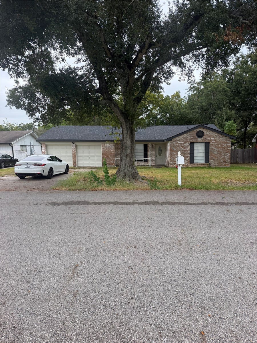 Property photo for 1610 2nd Street, League City, TX