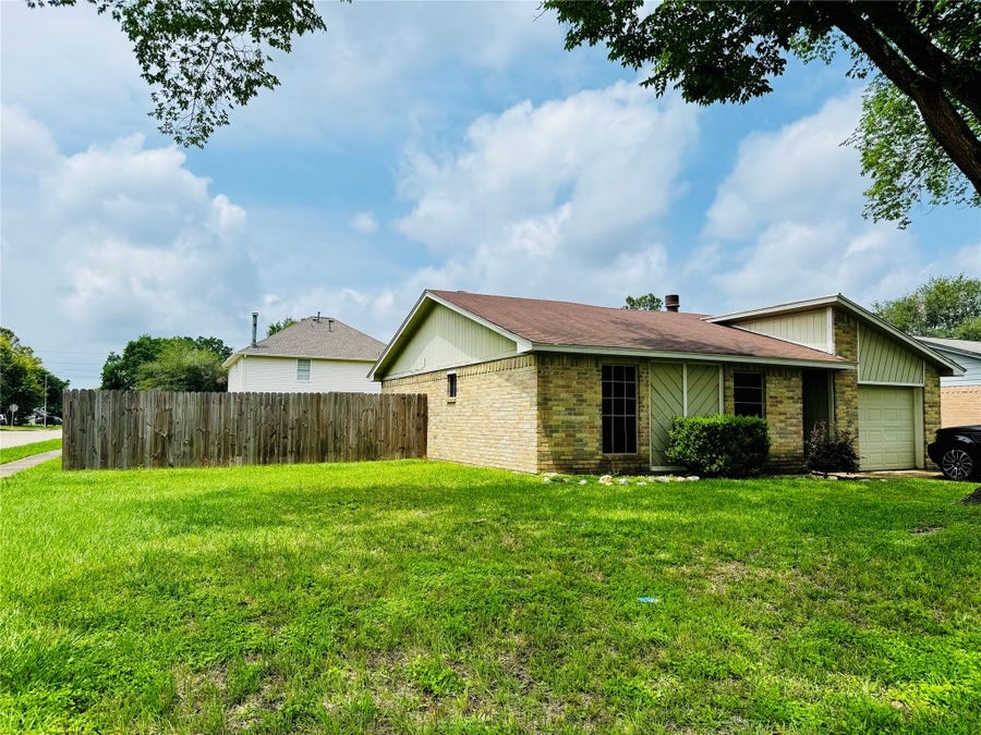 Property photo for 17118 Amber Ridge Drive, Sugar Land, TX