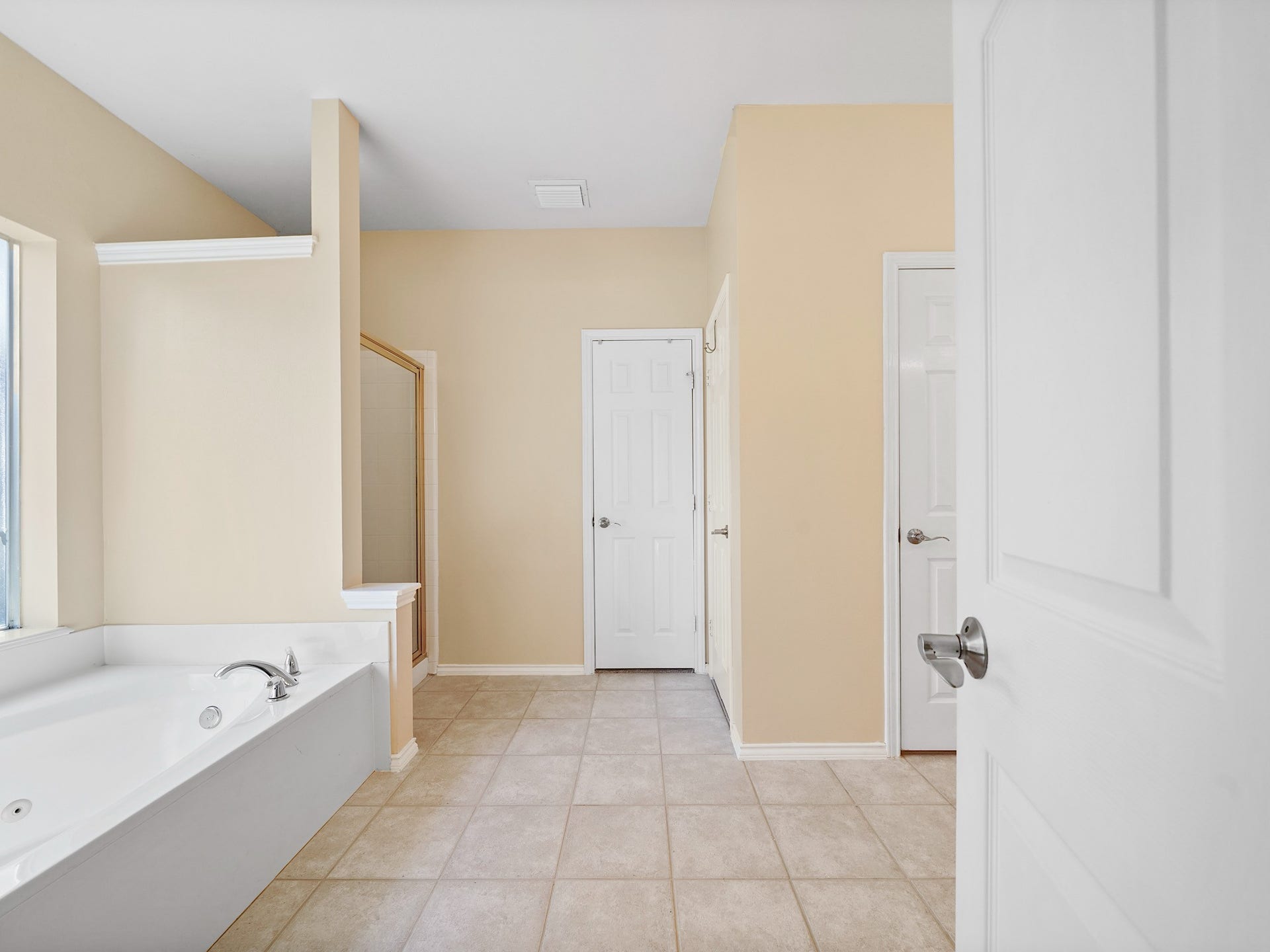22510 Westenfield Lane, Katy, TX 77450 The primary bath continues the retreat with a dual-sink vanity, jetted tub, and separate shower. Its thoughtful layout offers room to prepare for the day and unwind when its done.
