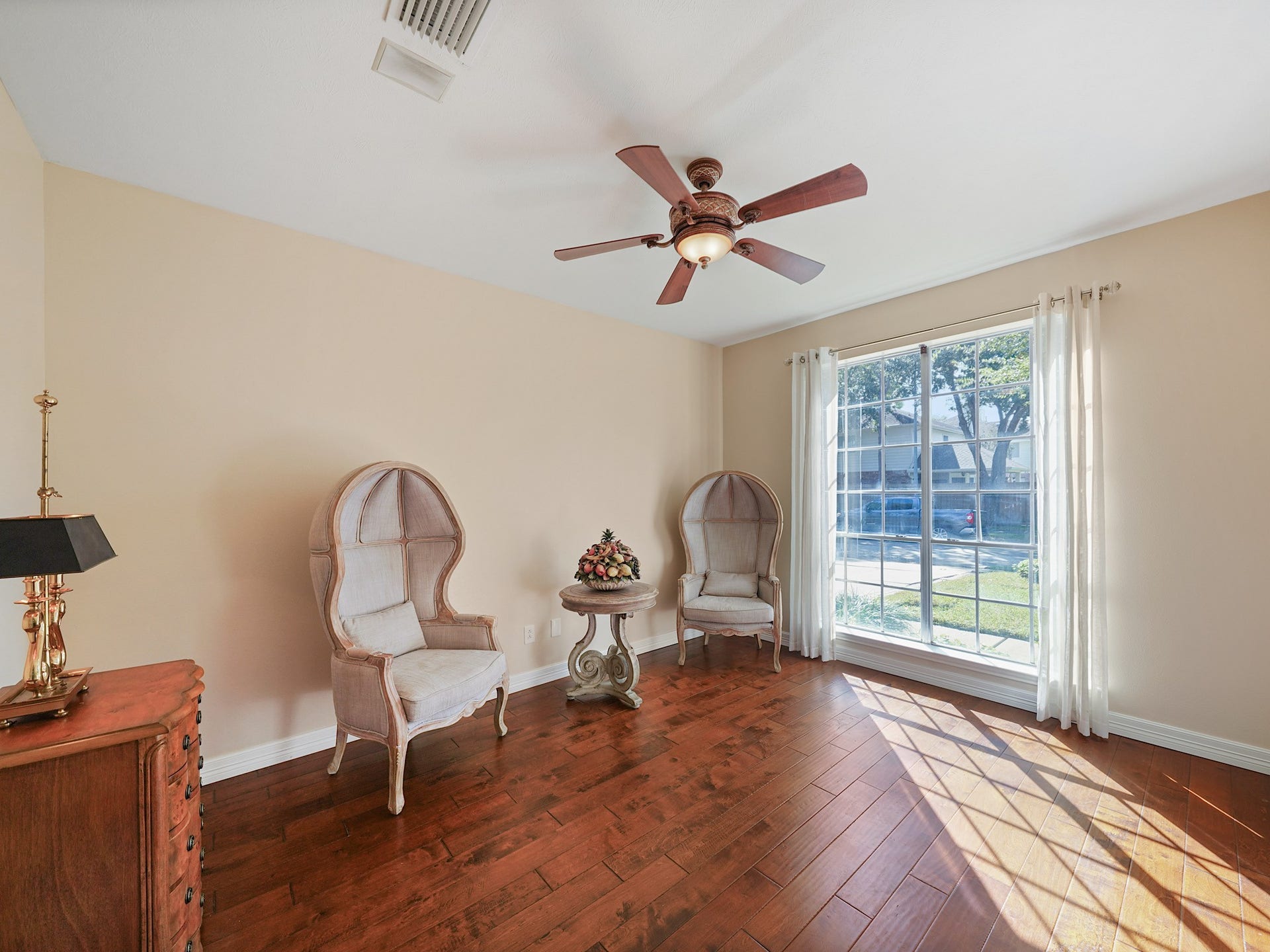 22510 Westenfield Lane, Katy, TX 77450 This versatile room offers a peaceful setting for a home office, reading room, or creative space. A large window brings in natural light, creating an inviting place to spend the day.