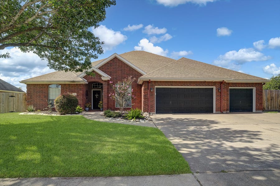 Property photo for 20 Chuckwagon Court, Angleton, TX