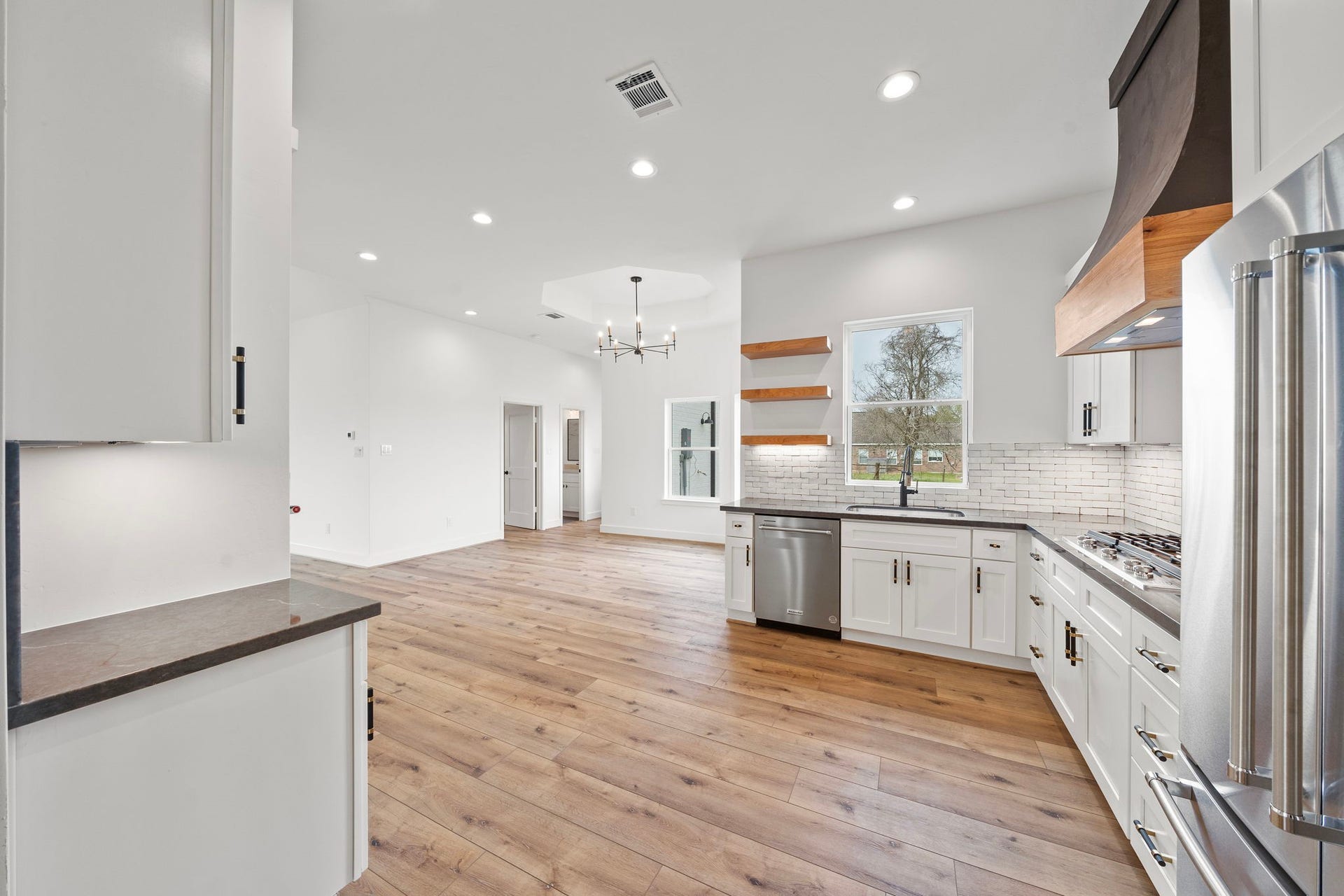 Gormet Kitchen with stunning vent hood.
