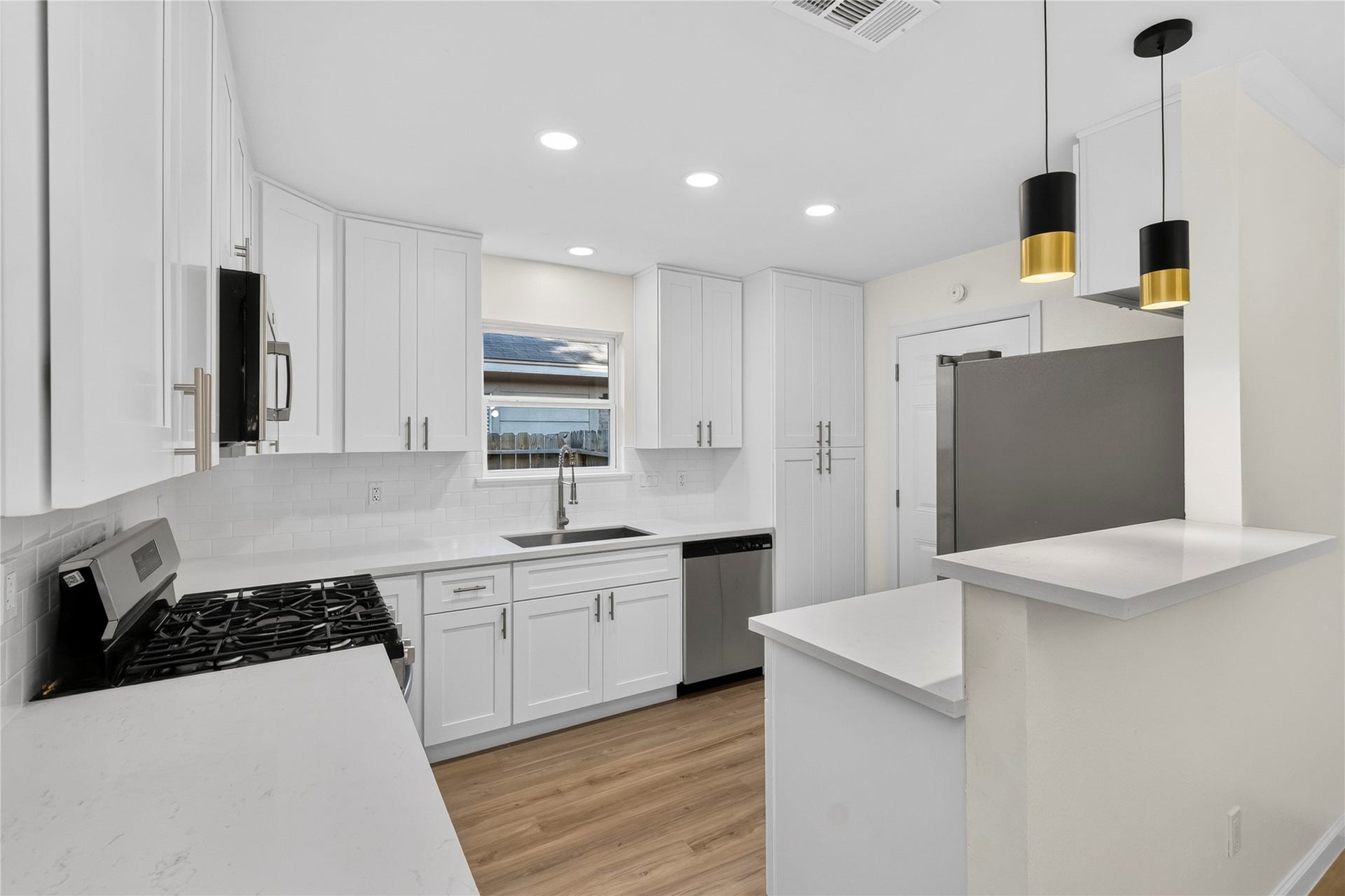 Kitchen with breakfast bar