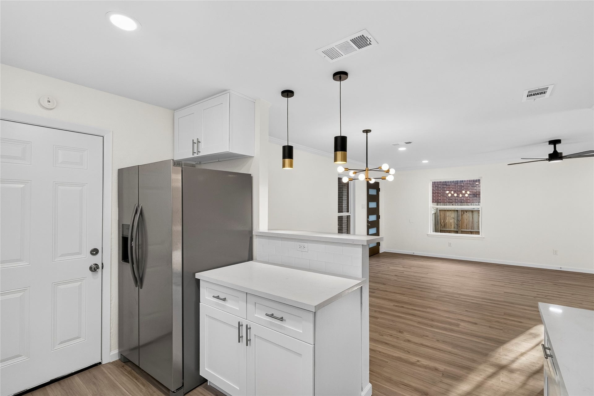Kitchen - high-capacity refrigerator included!