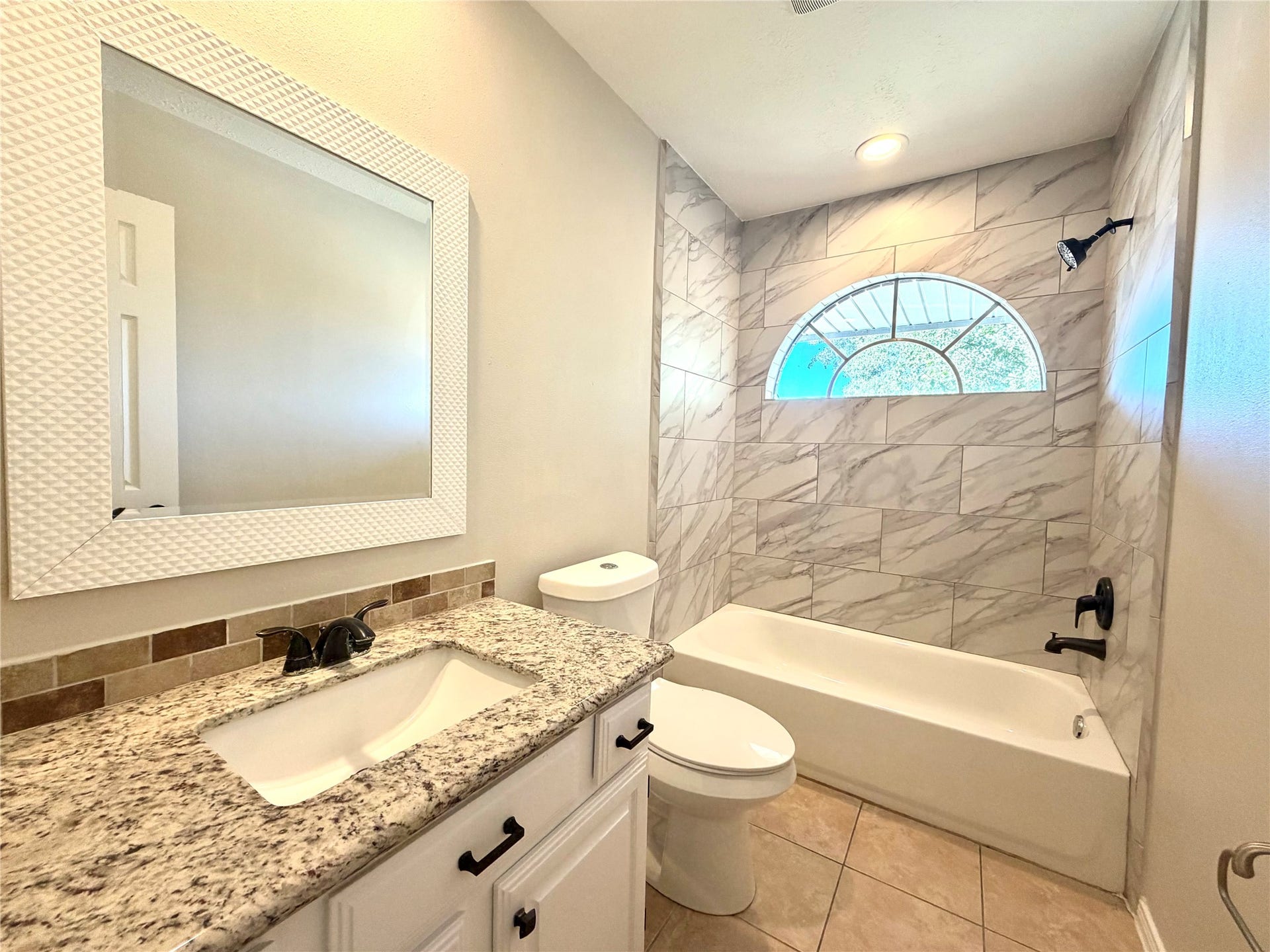 3825 Redbud Drive, La Porte, TX 77571 2nd full bathroom on the second floor