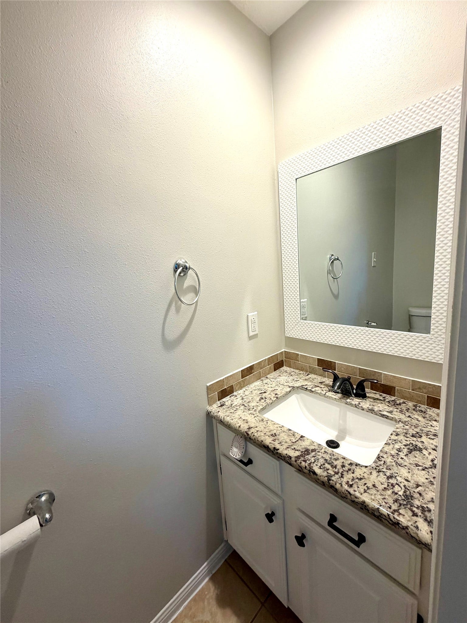 3825 Redbud Drive, La Porte, TX 77571 Half bath on the 1st floor