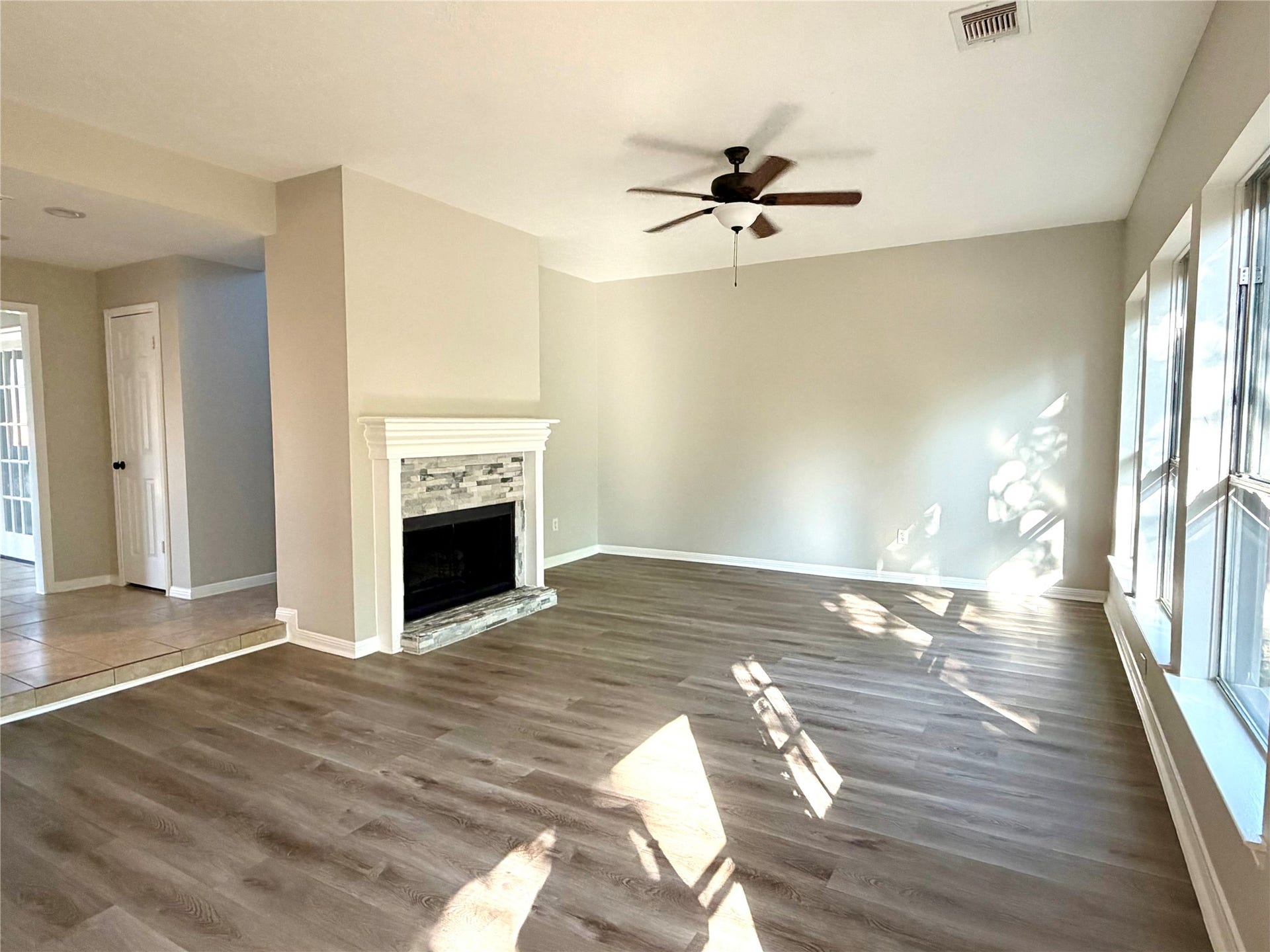 3825 Redbud Drive, La Porte, TX 77571 Living room