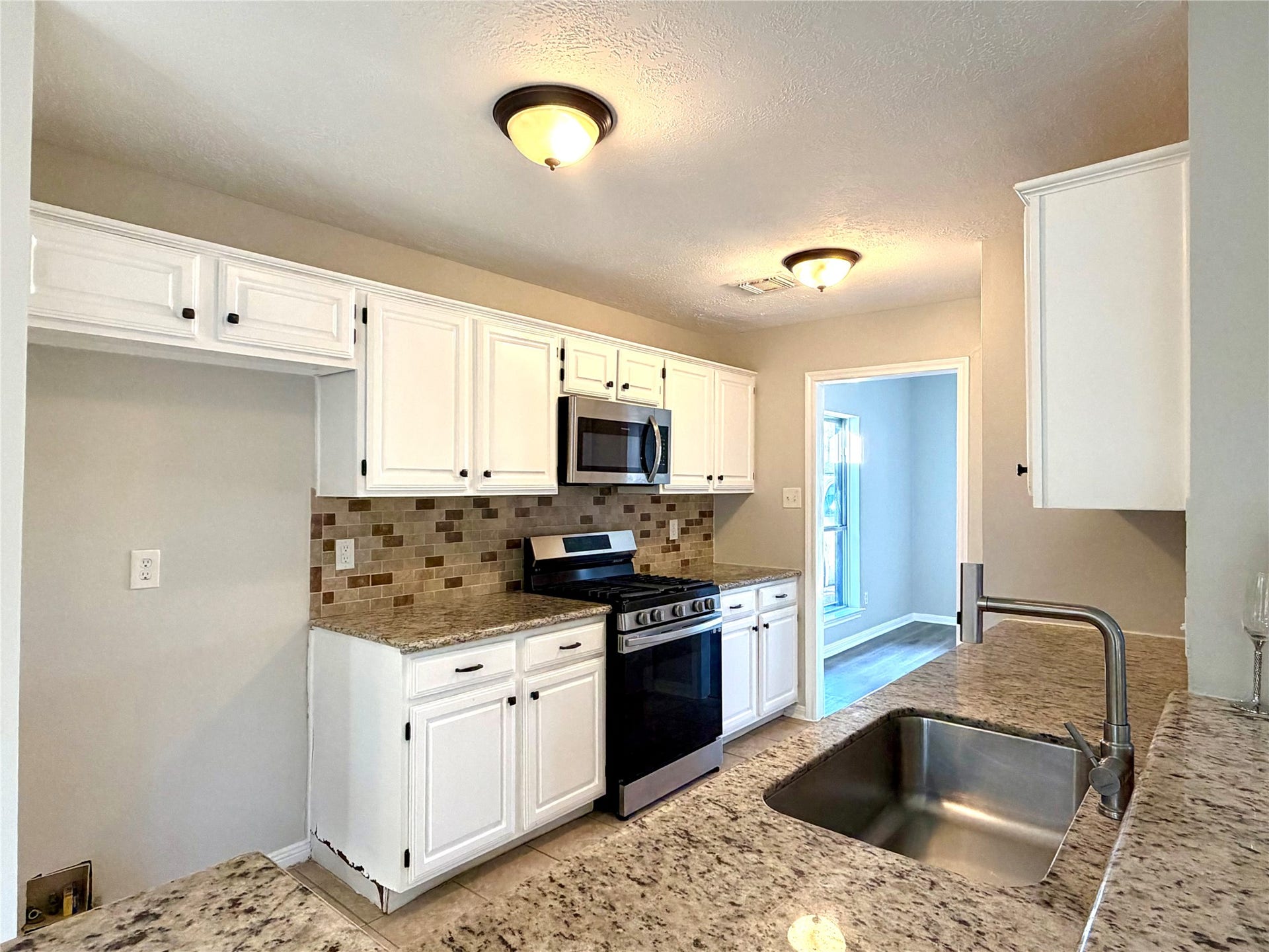 3825 Redbud Drive, La Porte, TX 77571 Kitchen