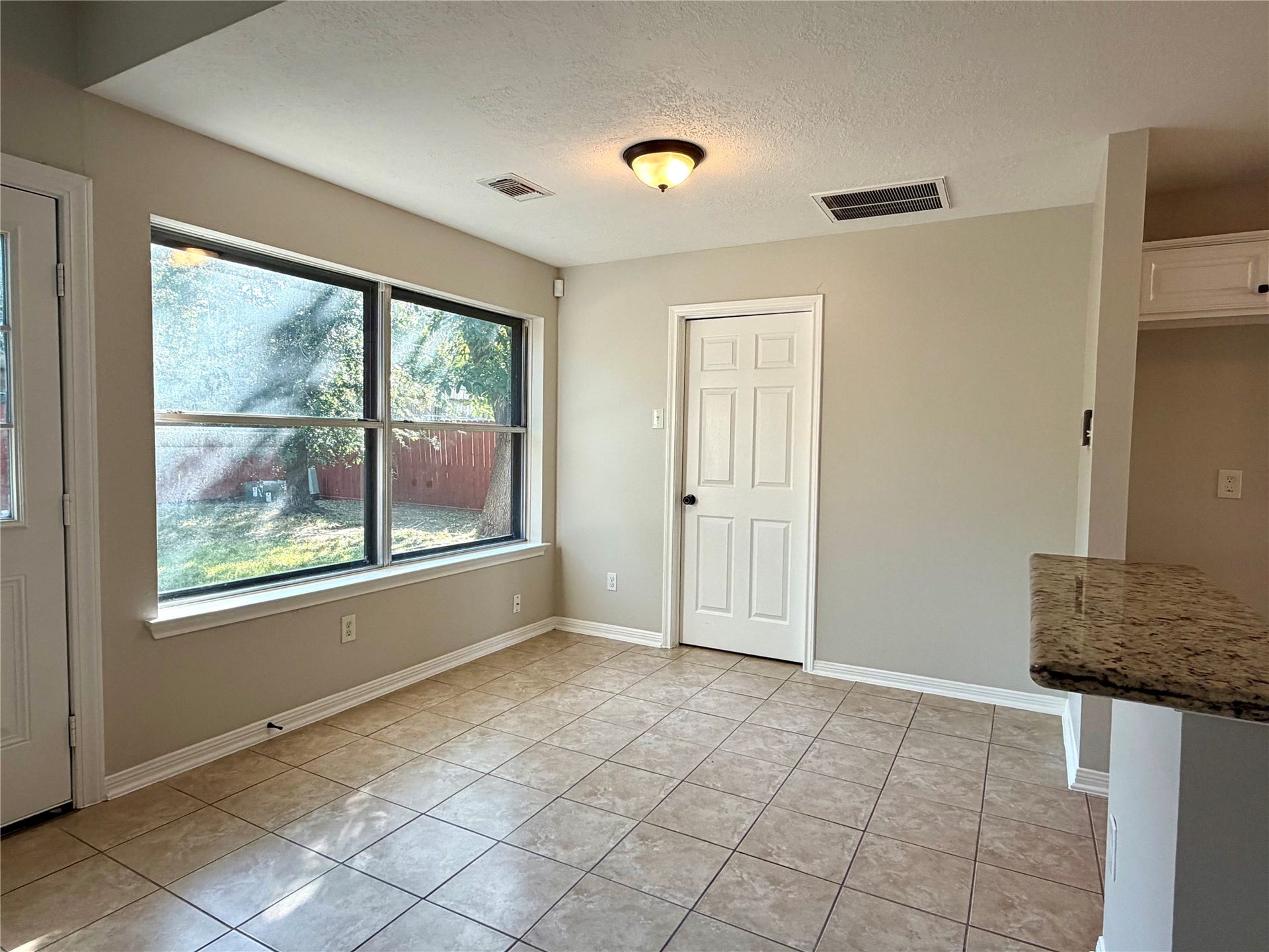 3825 Redbud Drive, La Porte, TX 77571 Breakfast area