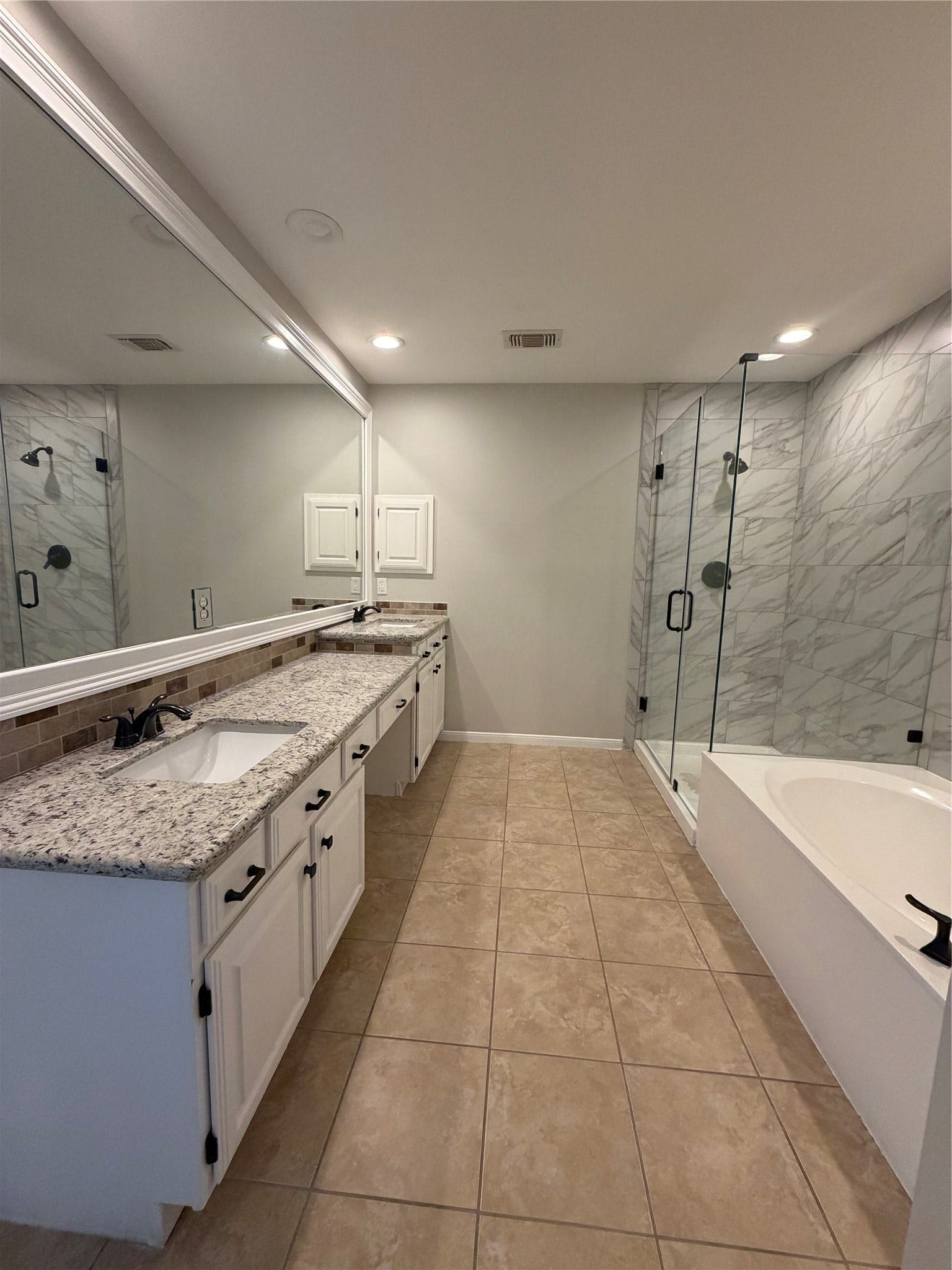 3825 Redbud Drive, La Porte, TX 77571 Double sinks in the primary bathroom