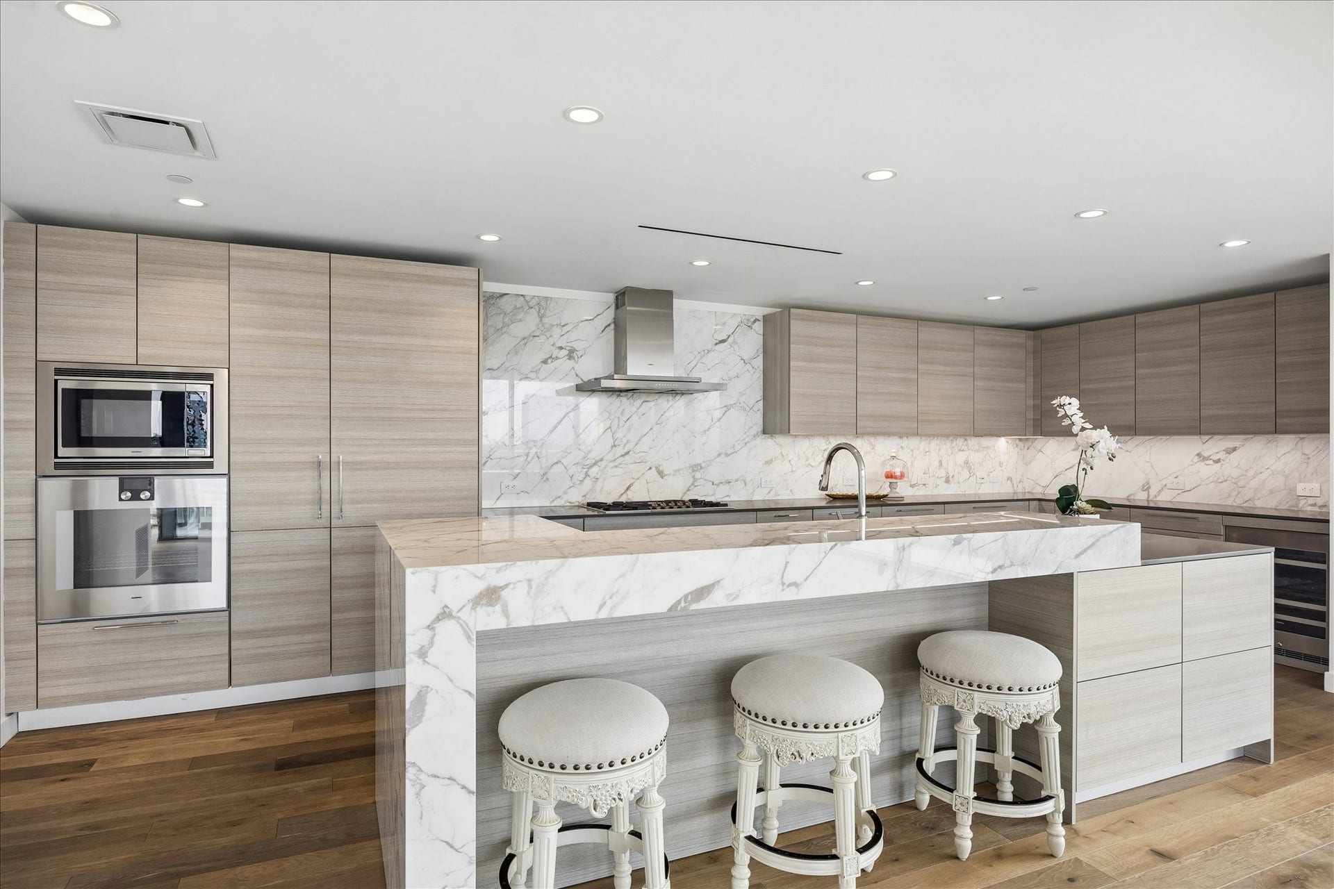 3433 Westheimer Road, #702, Houston, TX 77027 A seamless blend of form and function, where Calacatta Marble waterfall edge, Gaggenau appliances elevate everyday living.