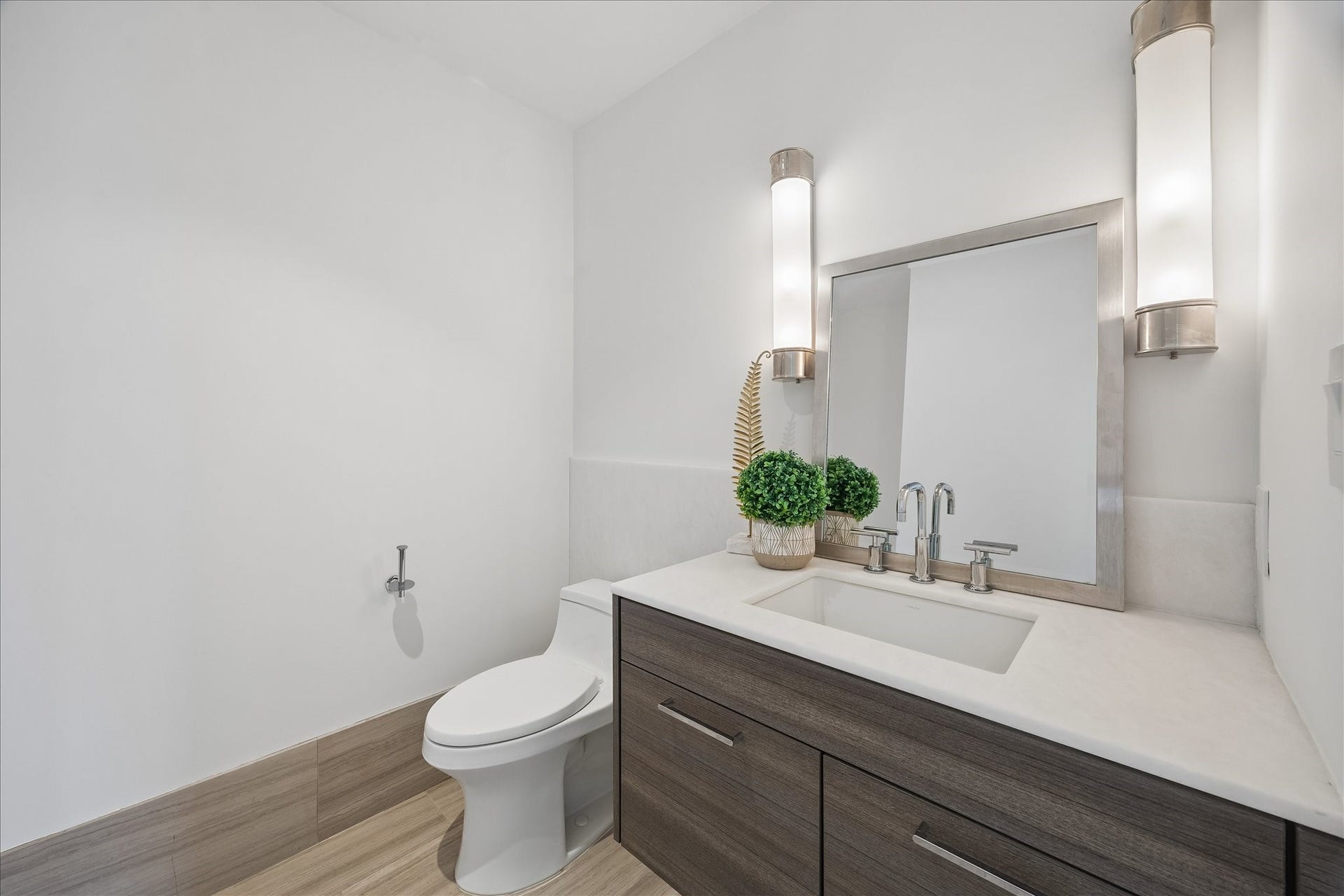3433 Westheimer Road, #702, Houston, TX 77027 A beautifully appointed powder room offers understated elegance for guests.