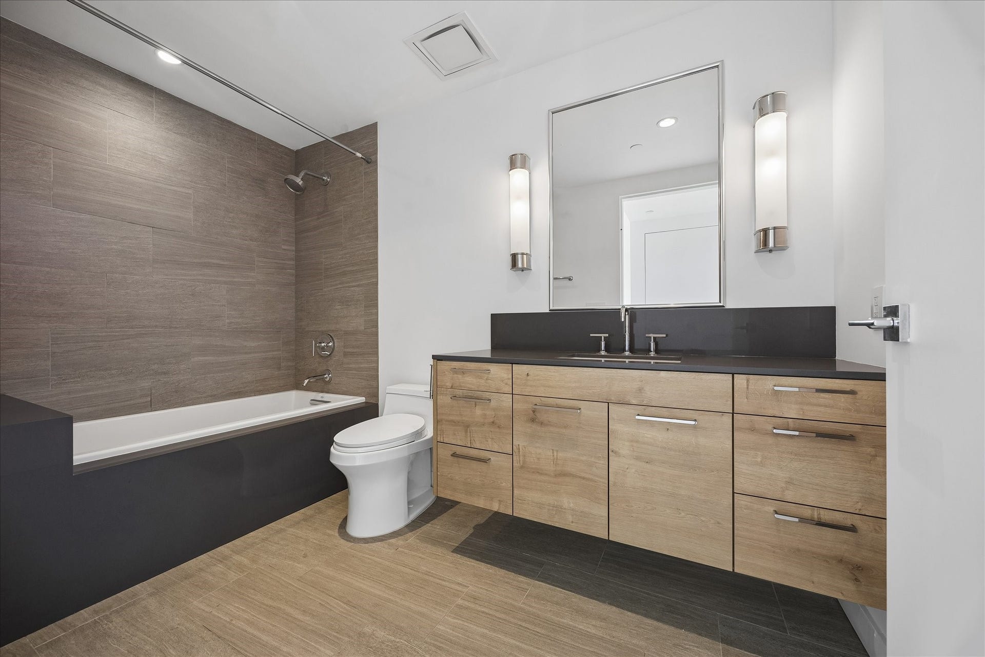 3433 Westheimer Road, #702, Houston, TX 77027 Full private bath for the secondary bedroom