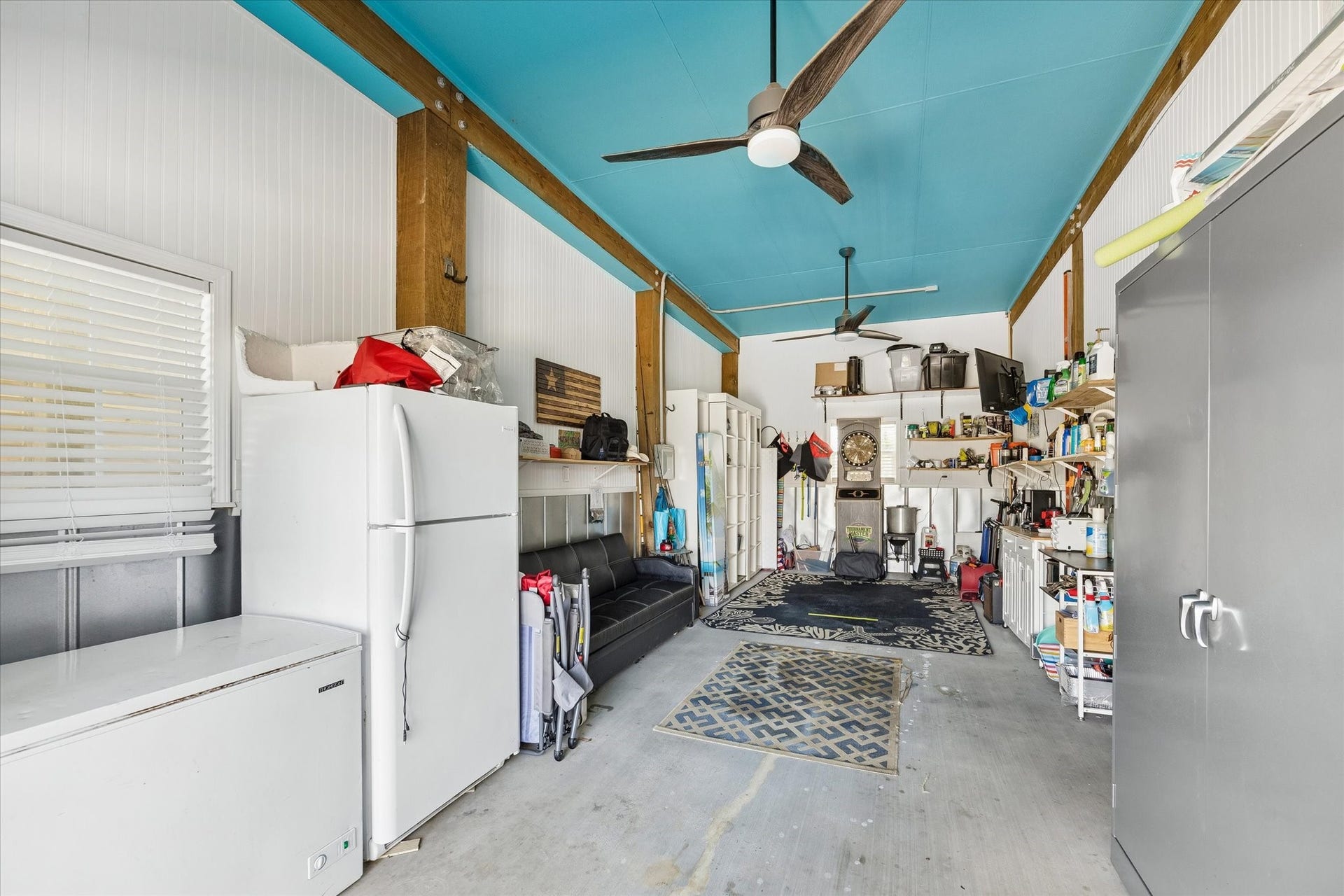 161 Four Master Road, Freeport, TX 77541 Spacious multi purpose room with high ceilings, and modern ceiling fans, perfect for entertaining.