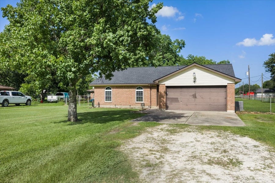 Property photo for 10122 Laurie Lane, Highlands, TX