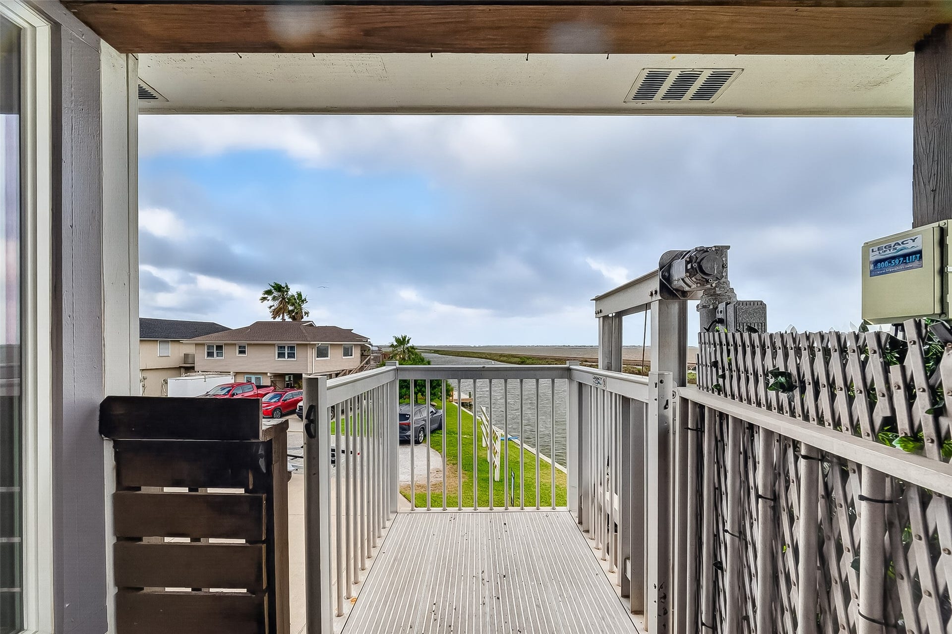 925 Bonita Street, Bayou Vista, TX 77563 Cargo lift!