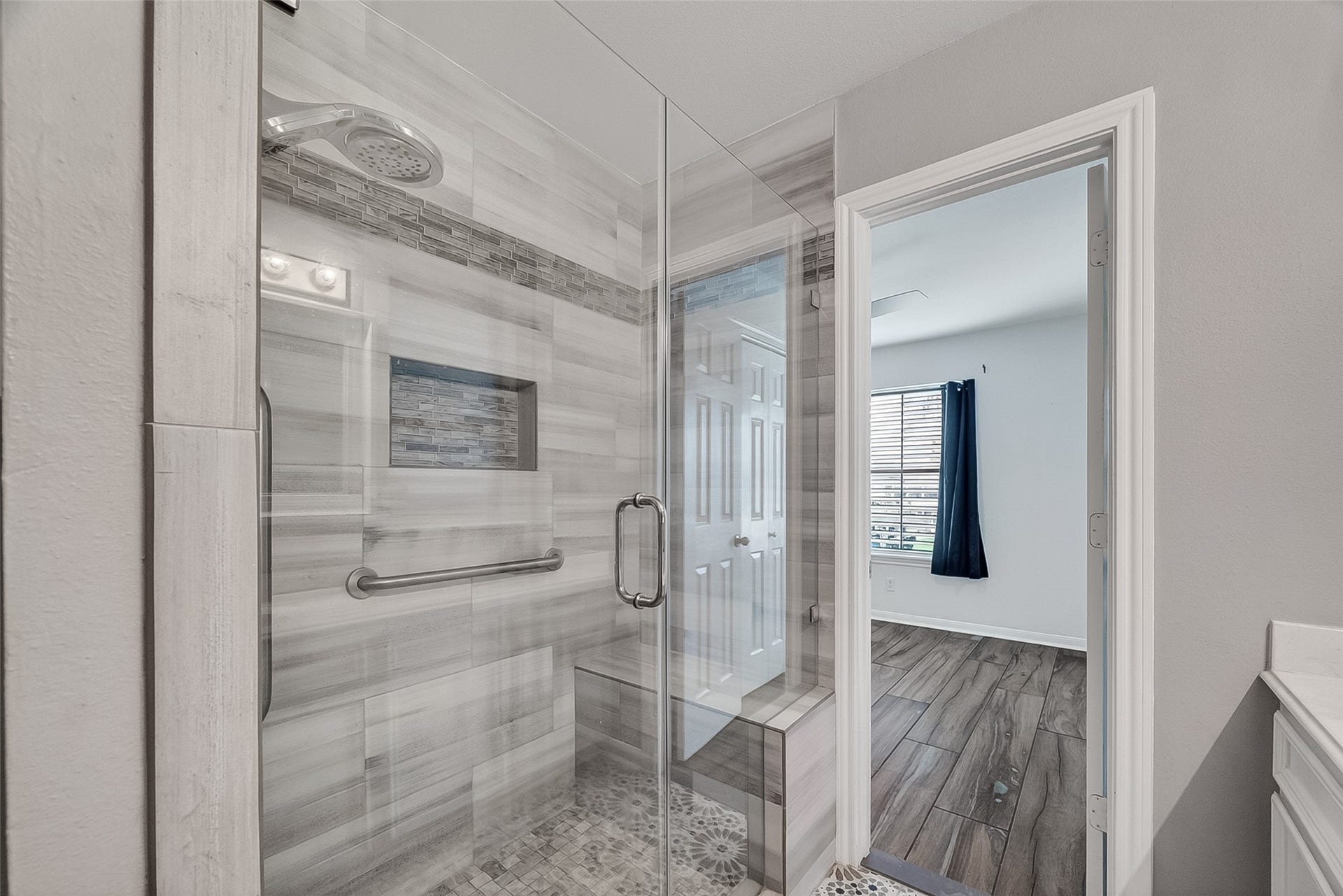 925 Bonita Street, Bayou Vista, TX 77563 Updated bathroom on main level-