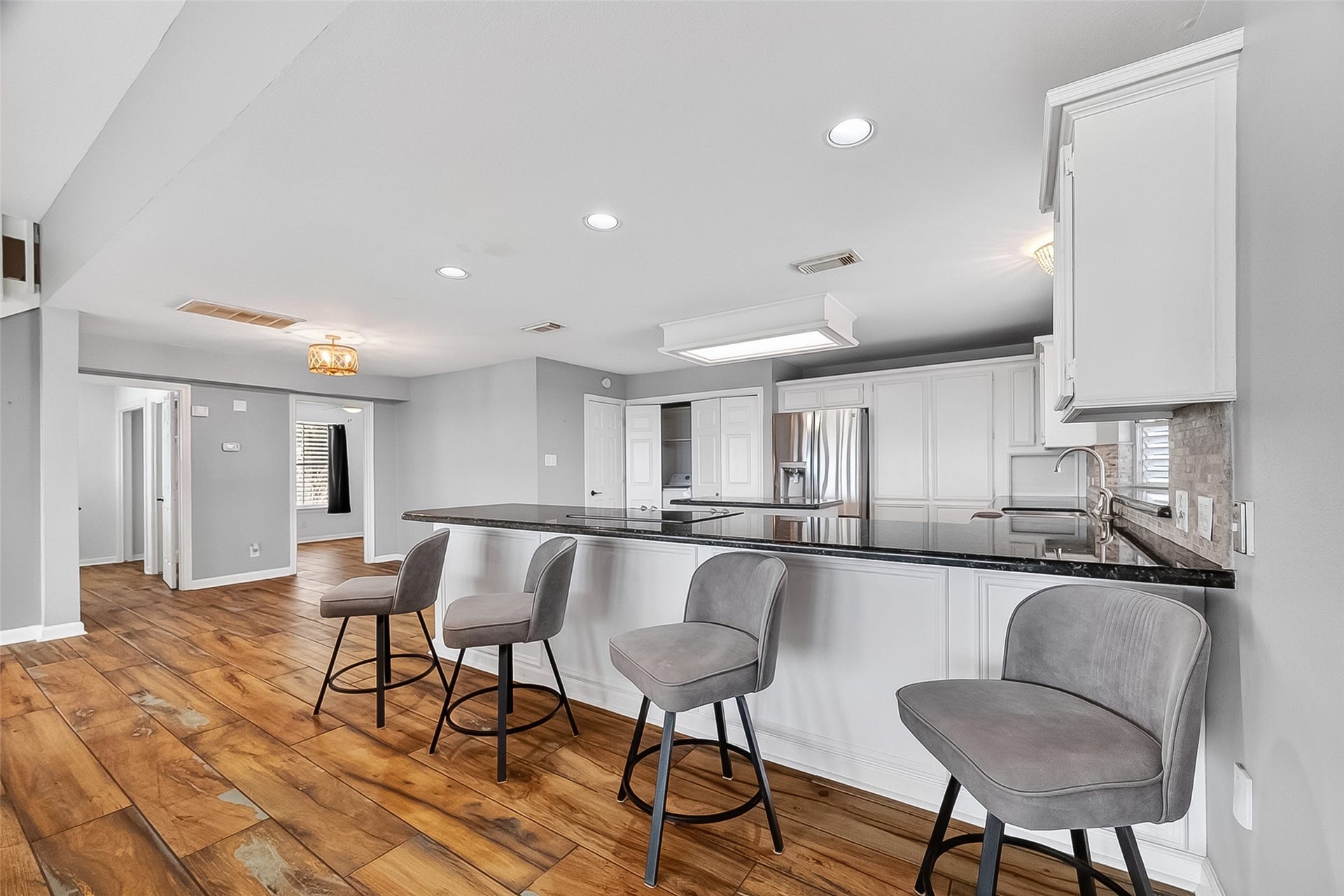 925 Bonita Street, Bayou Vista, TX 77563 Granite countertops, stainless appliances, updated flooring!