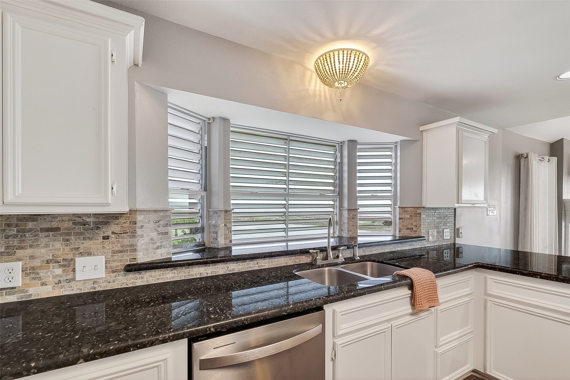 925 Bonita Street, Bayou Vista, TX 77563 Washing dishing while watching the water!