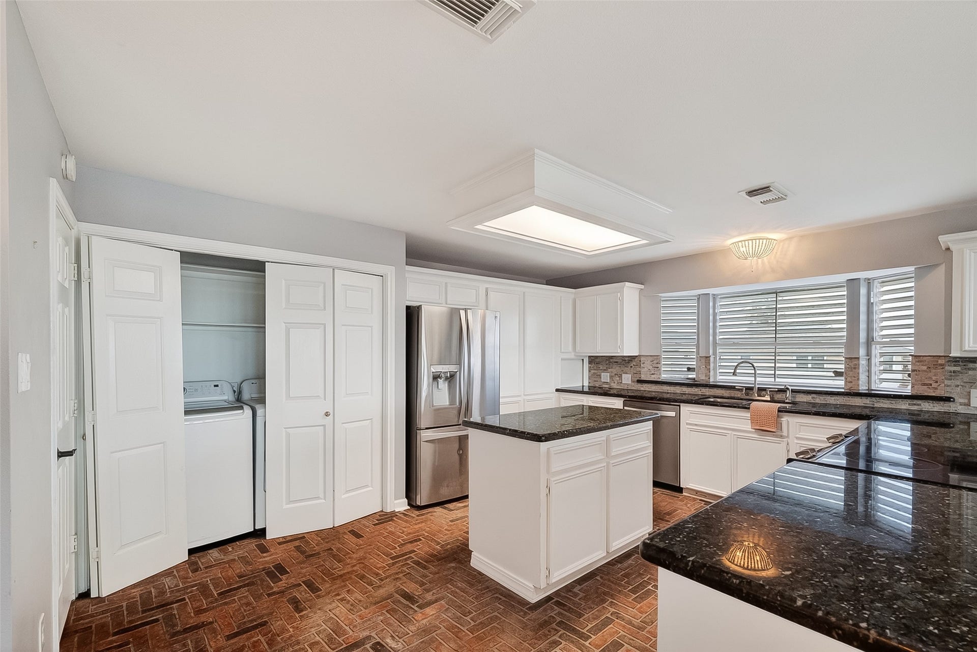 925 Bonita Street, Bayou Vista, TX 77563 In home laundry! Granite countertops, stainless appliances, updated flooring!
