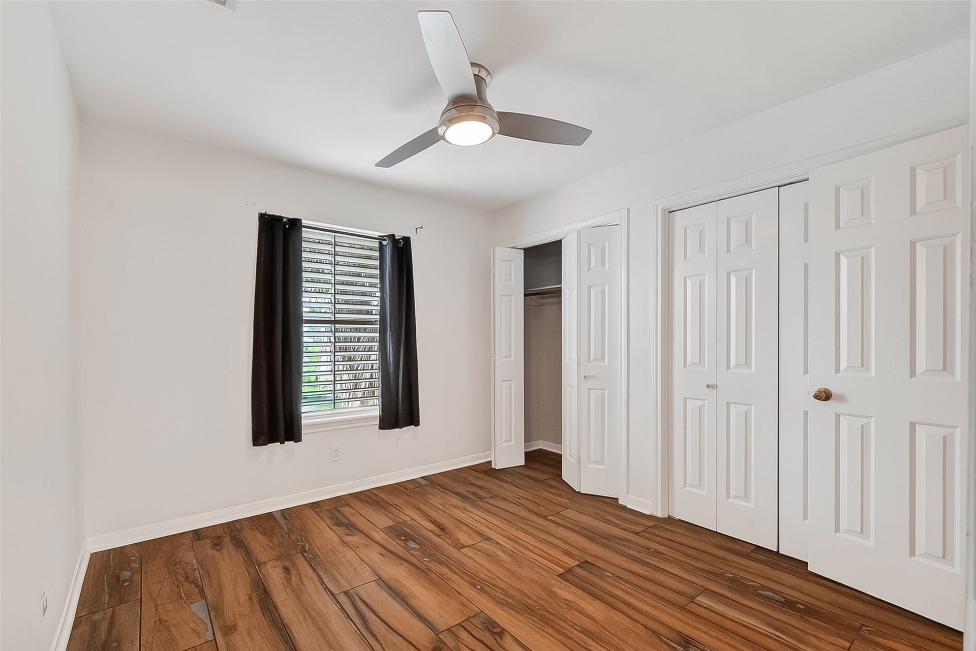 925 Bonita Street, Bayou Vista, TX 77563 Bedroom 3 with shared access to main bathroom