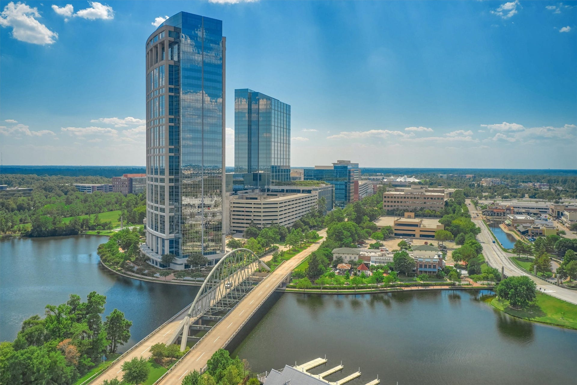 38 E Gaslight Place, The Woodlands, TX 77382 Call The Woodlands home! This master planned community offers unparalleled living with great schools, shopping, dining and an abundance of activities! Enjoy year round golf and outdoor recreational activites!
