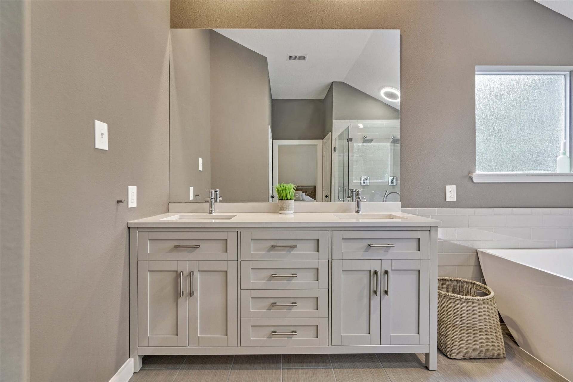 38 E Gaslight Place, The Woodlands, TX 77382 The gorgeous en suite primary bathroom. This space is so relaxing and feels like you are in a spa!