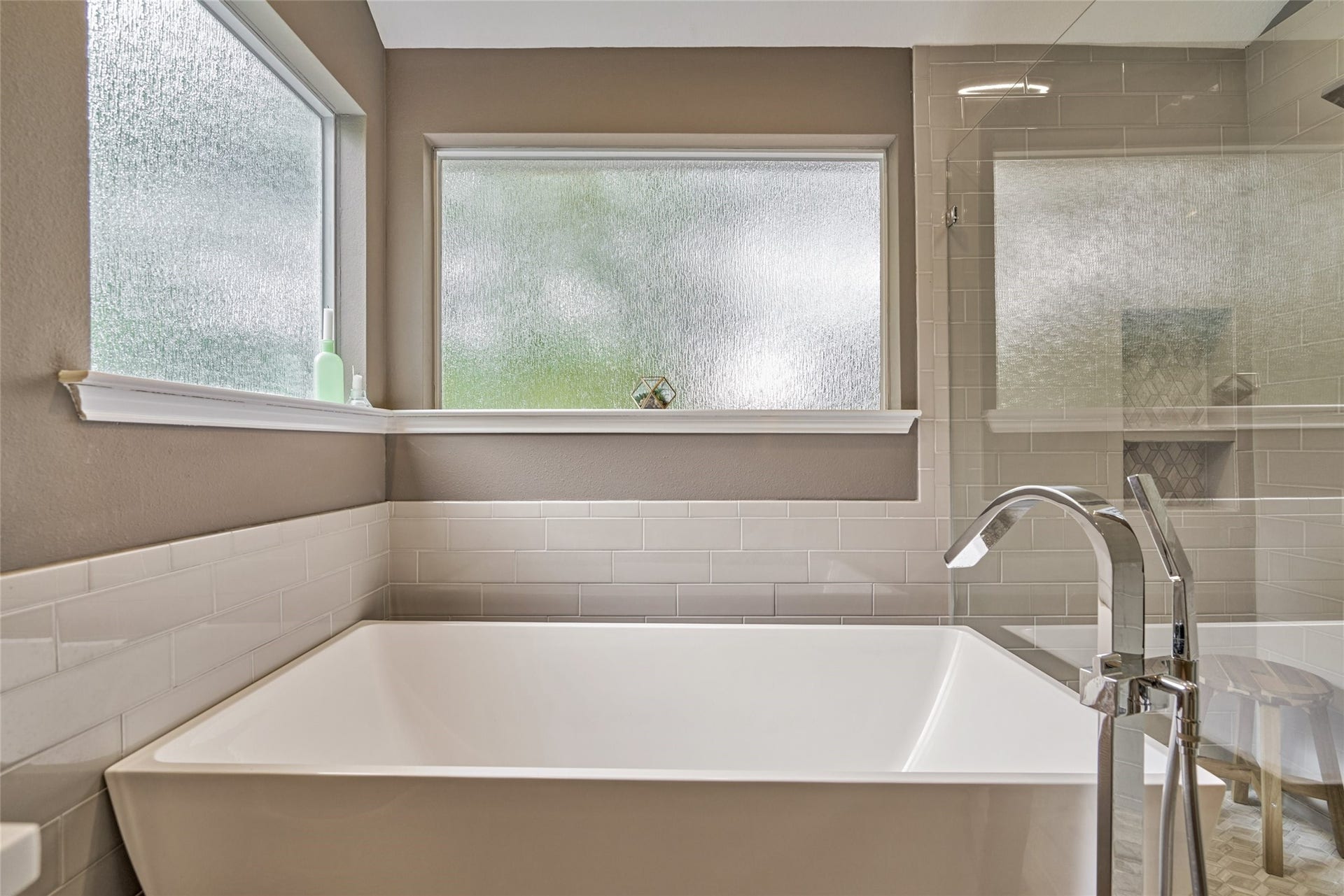 38 E Gaslight Place, The Woodlands, TX 77382 A large soaker tub for you to relax and unwind!