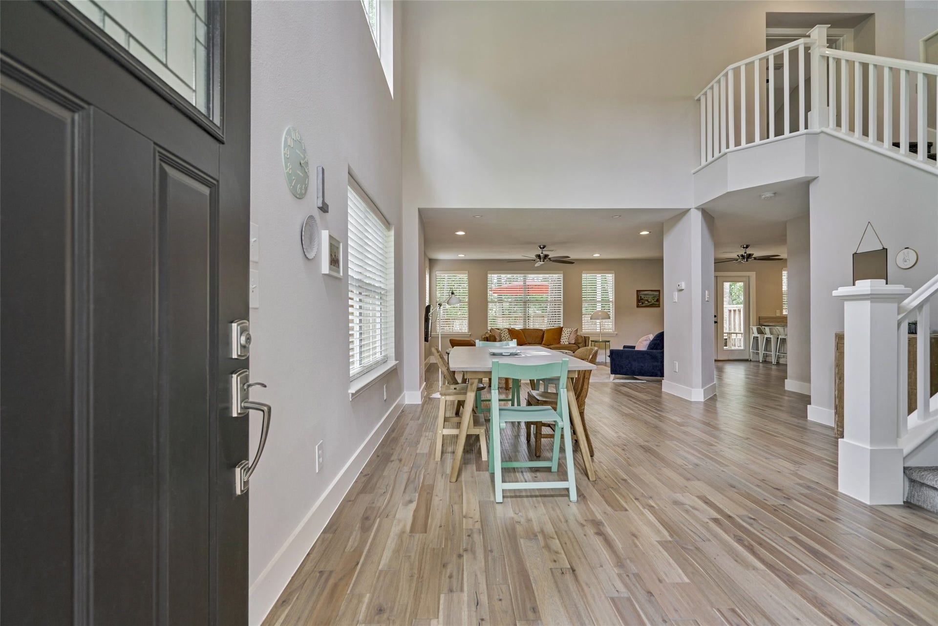 38 E Gaslight Place, The Woodlands, TX 77382 The inviting entryway with gorgeous hardwood floors throughout the whole main floor! The soaring ceilings greet you as you enter the home!