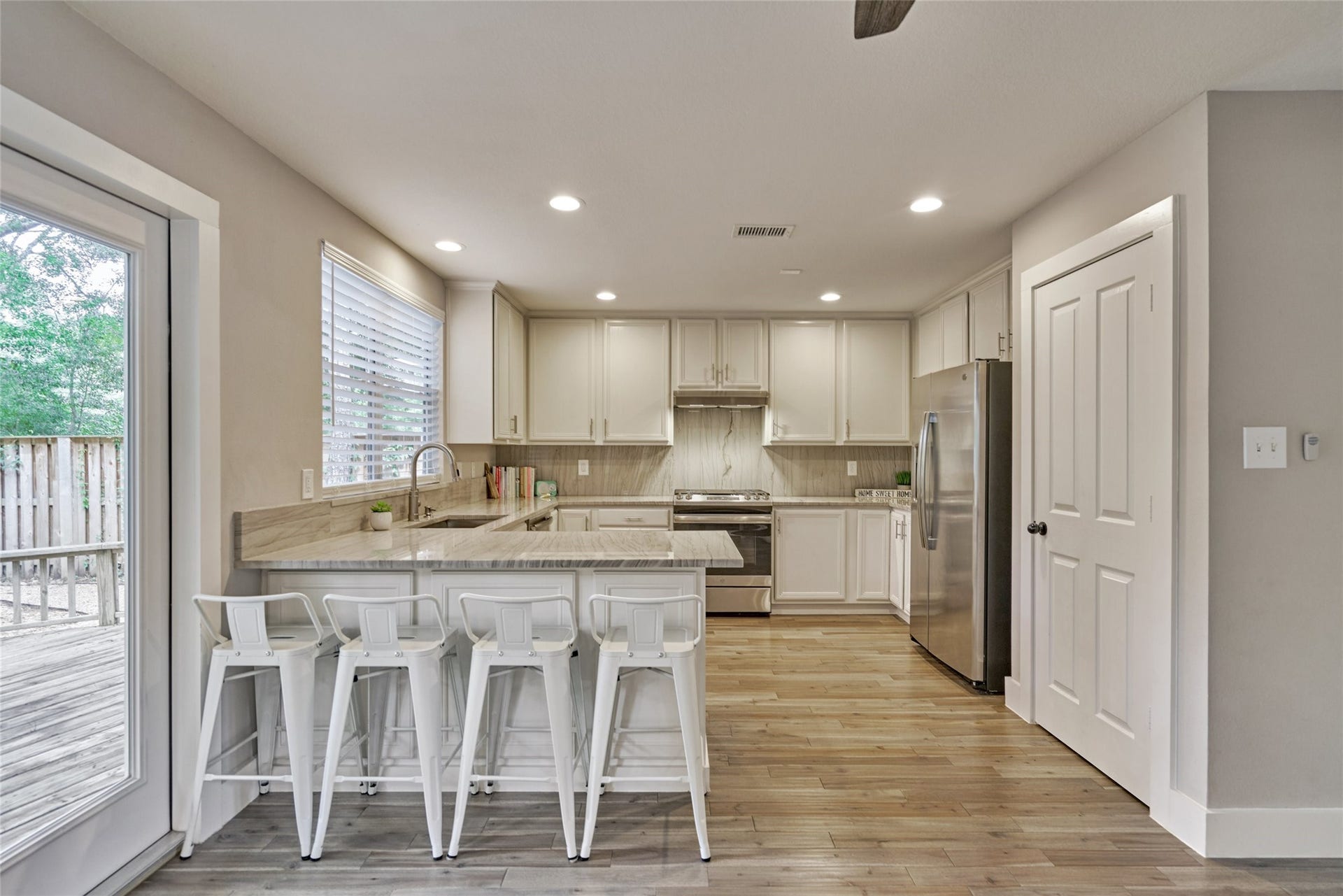 38 E Gaslight Place, The Woodlands, TX 77382 The breakfast bar is the perfect place to keep the chef company or entertain.