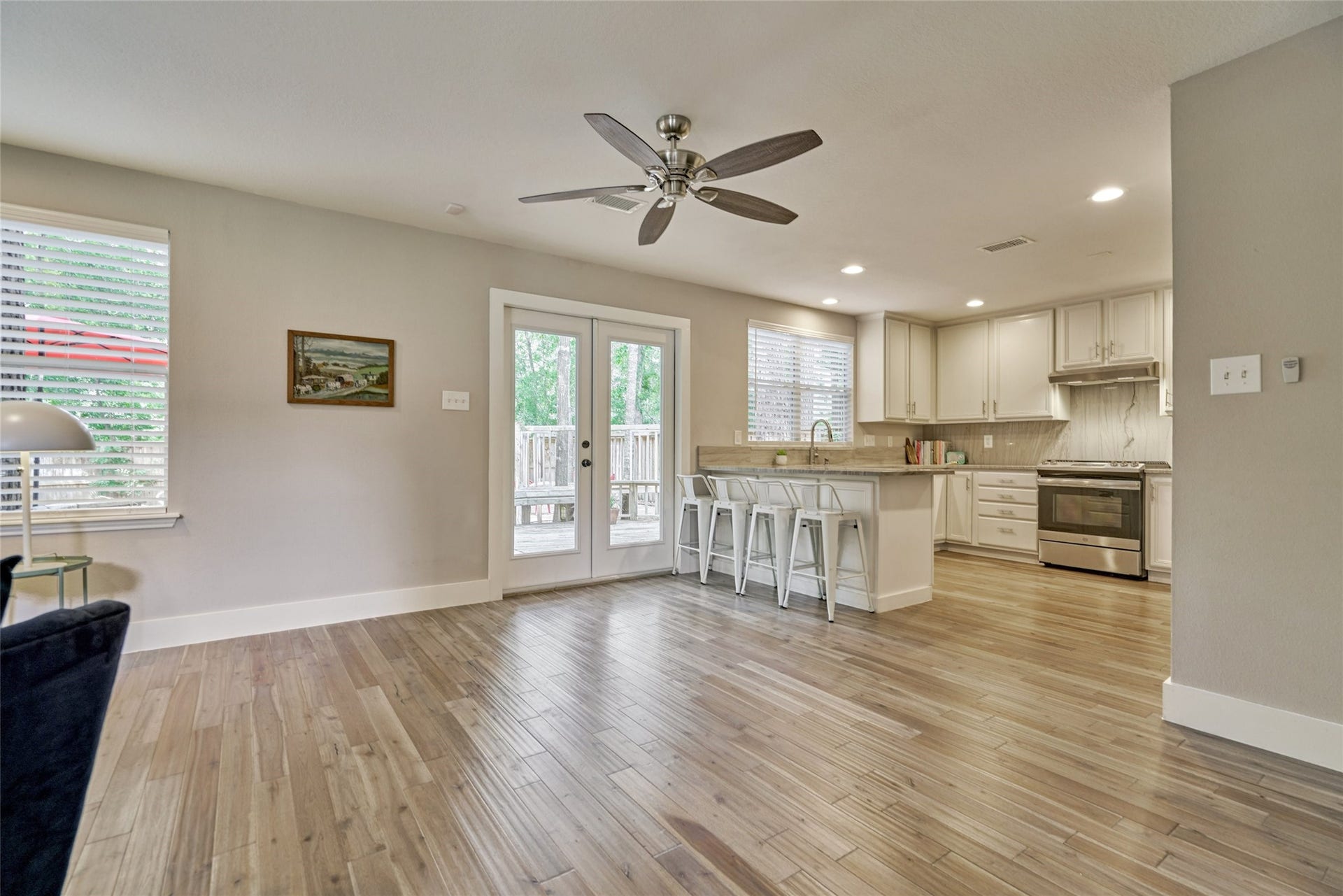 38 E Gaslight Place, The Woodlands, TX 77382 The spacious breakfast room! There are french doors which lead you out to the large deck in the backyard.