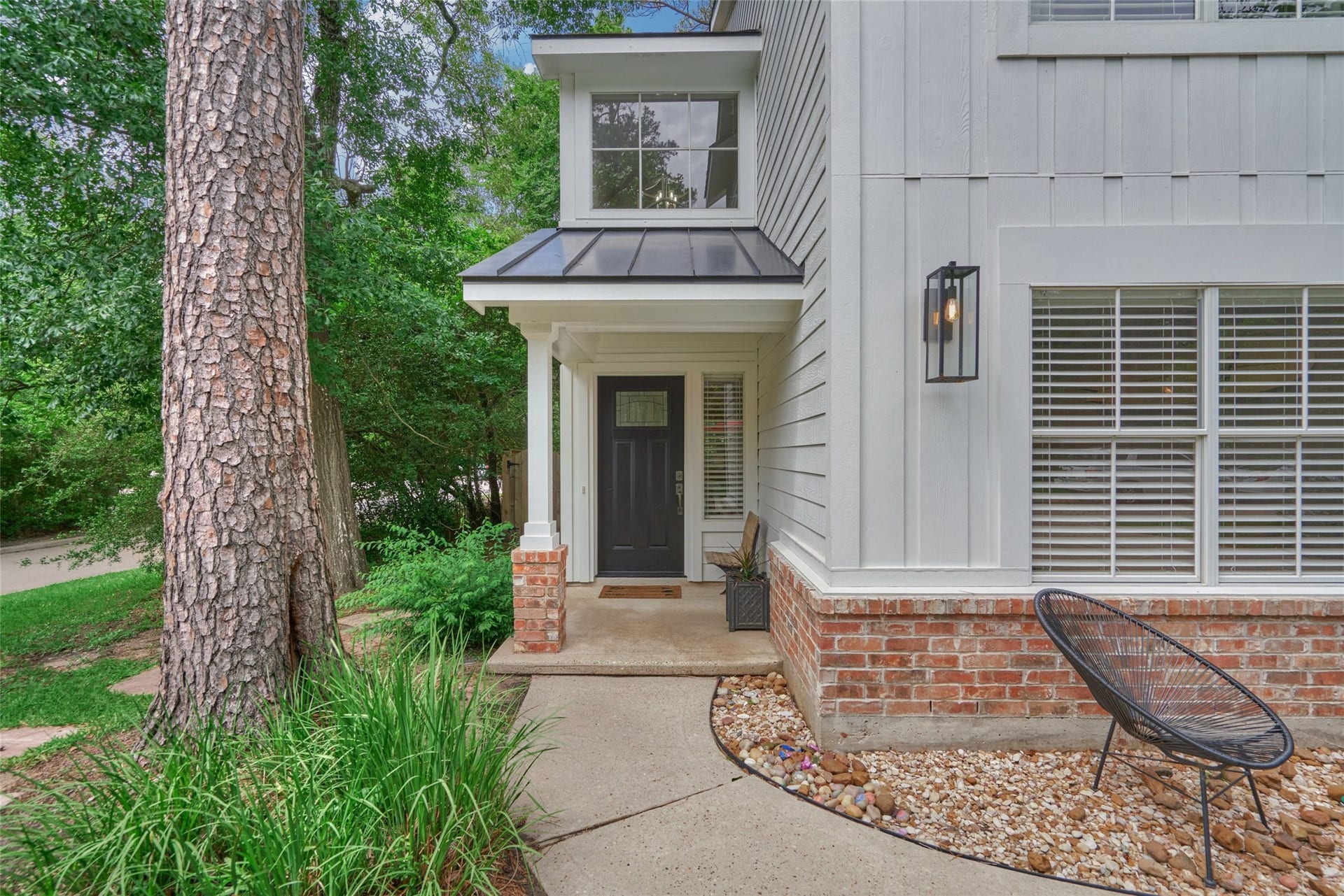 38 E Gaslight Place, The Woodlands, TX 77382 The home sits on a large corner lot and is close to exemplary rated schools! The home has great curb appeal and was beautifully updated in 2019. The modern farmhouse look on the exterior adds lots of curb appeal!