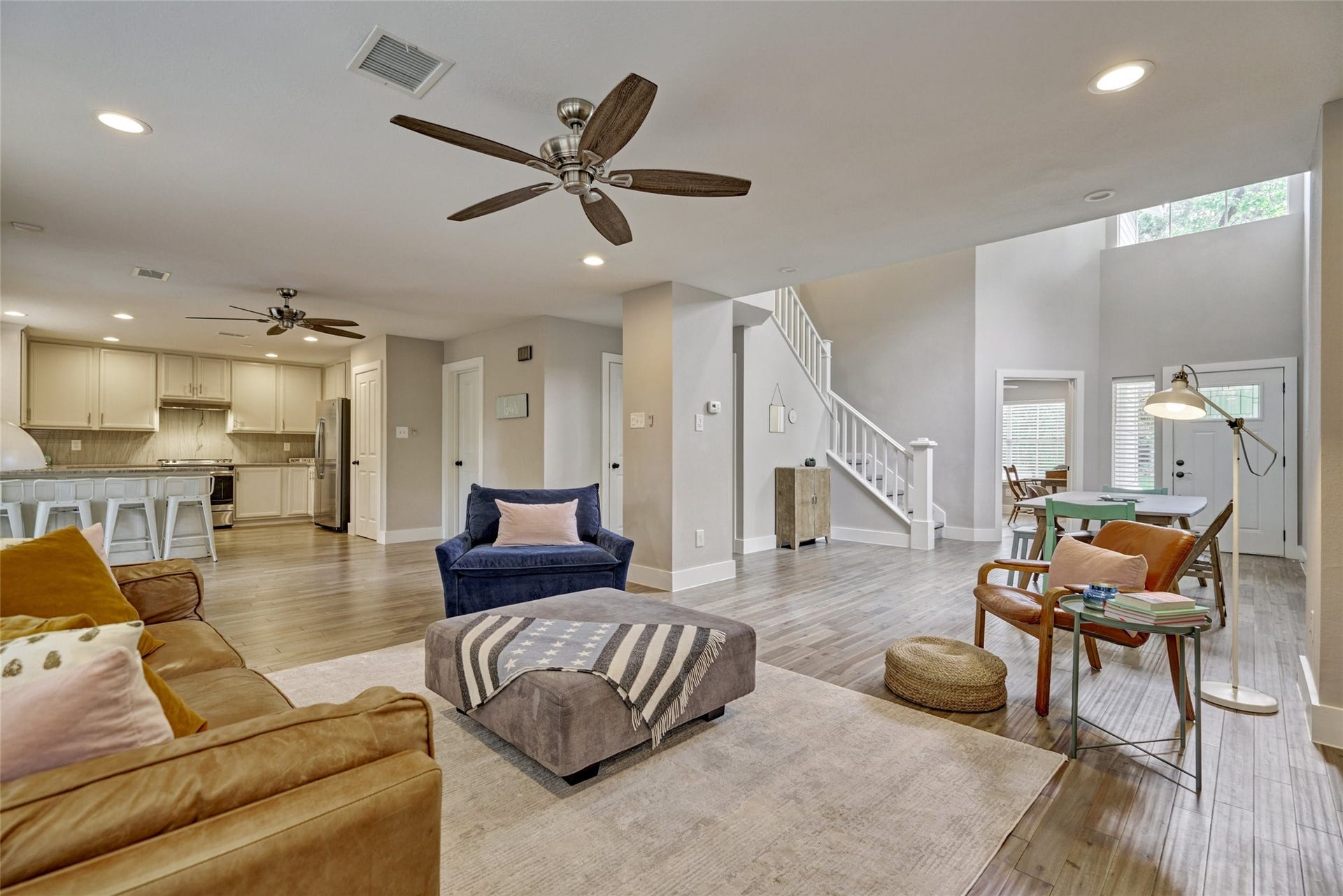 38 E Gaslight Place, The Woodlands, TX 77382 The open concept style on the 1st floor of the home.