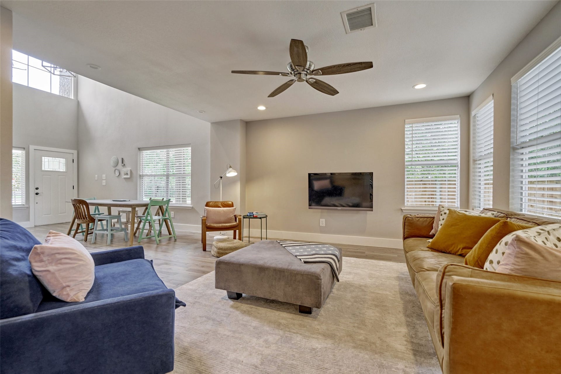 38 E Gaslight Place, The Woodlands, TX 77382 The family room is very spacious and inviting!