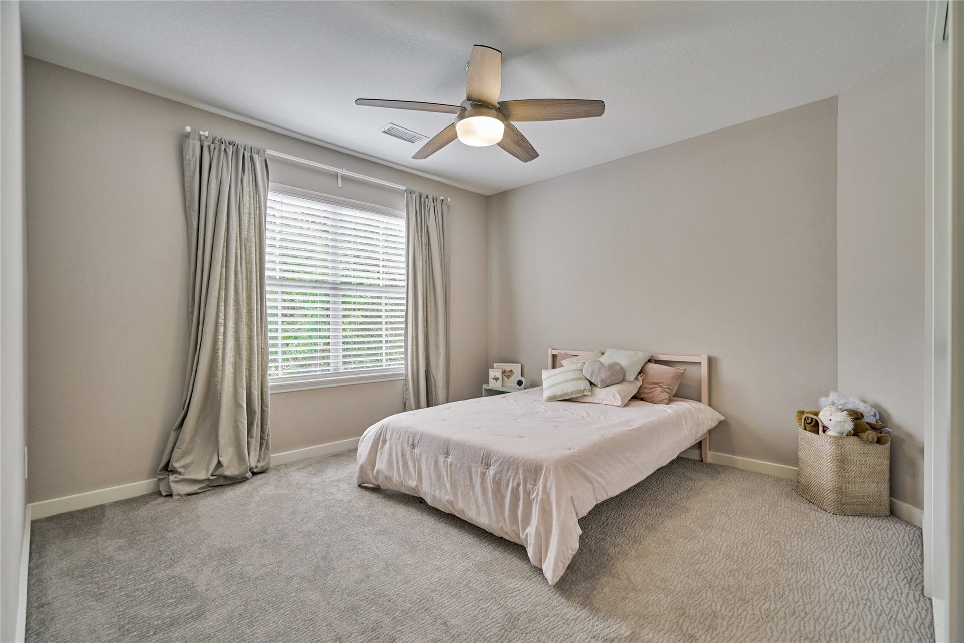 38 E Gaslight Place, The Woodlands, TX 77382 One of the large secondary bedrooms upstairs.