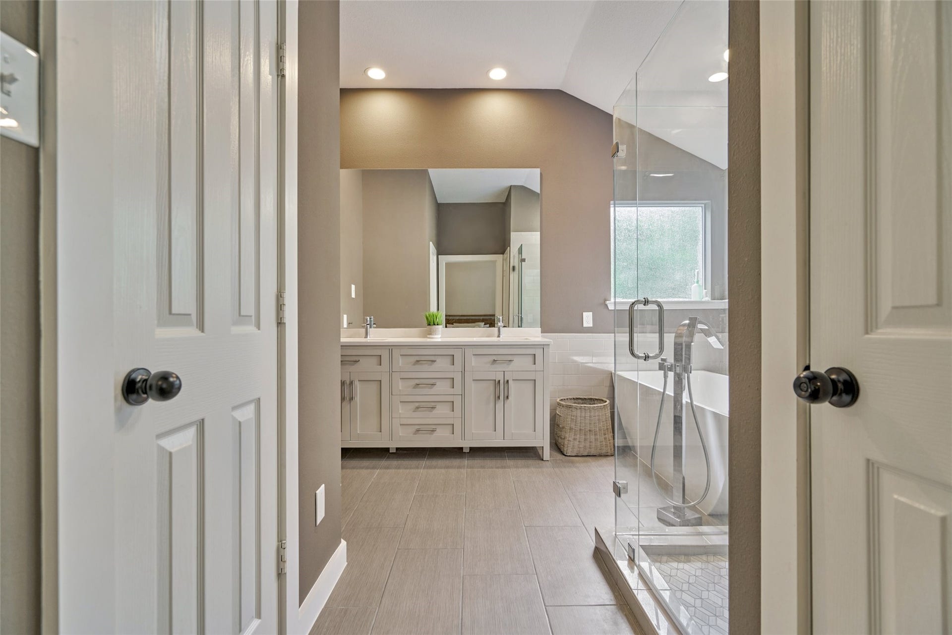 38 E Gaslight Place, The Woodlands, TX 77382 The en suite primary bathroom.