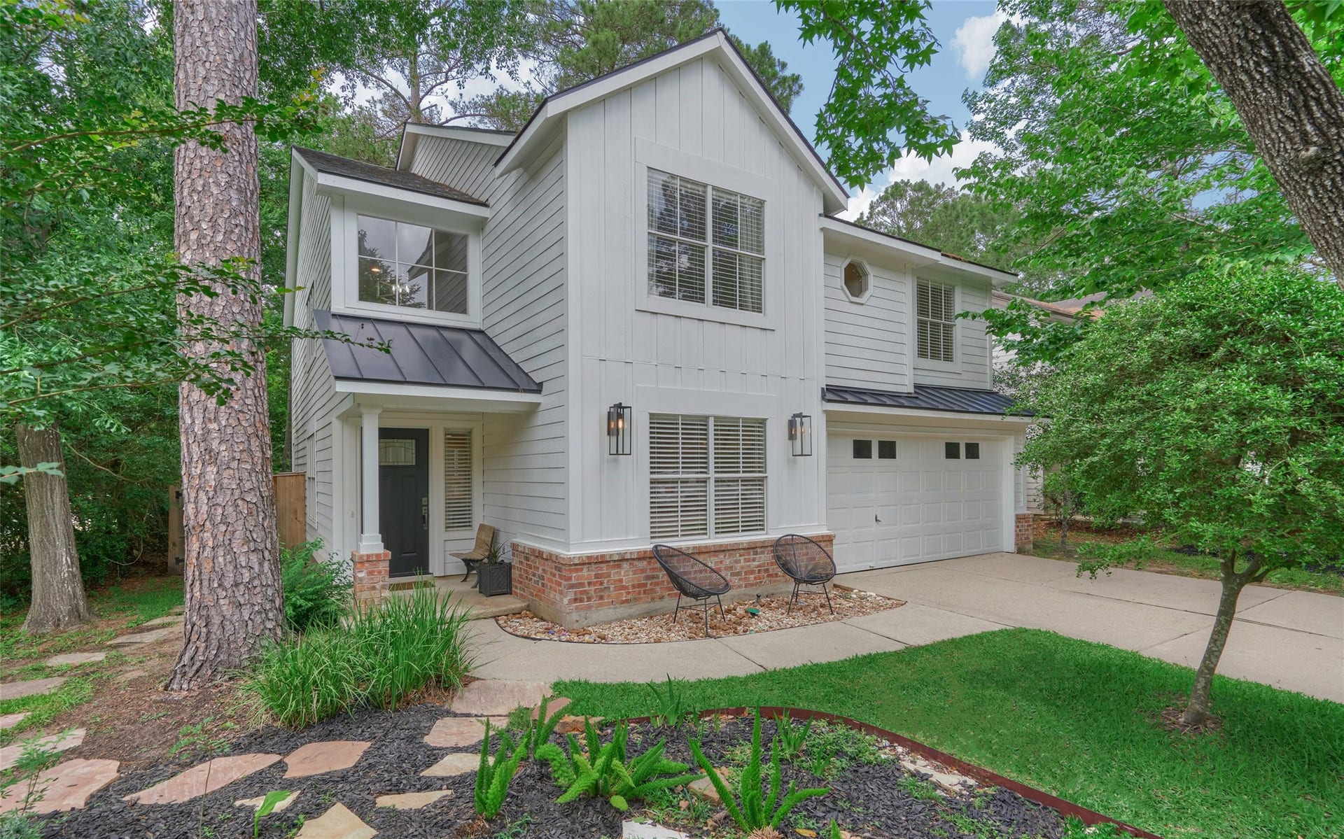 38 E Gaslight Place, The Woodlands, TX 77382 This stunning Farmhouse style home features lots of upgrades and was fully remodeled on the interior and exterior in or 2019! Roof-2019, Hardi plank upgraded, whole fence replacement, all bathrooms, flooring and so much more!