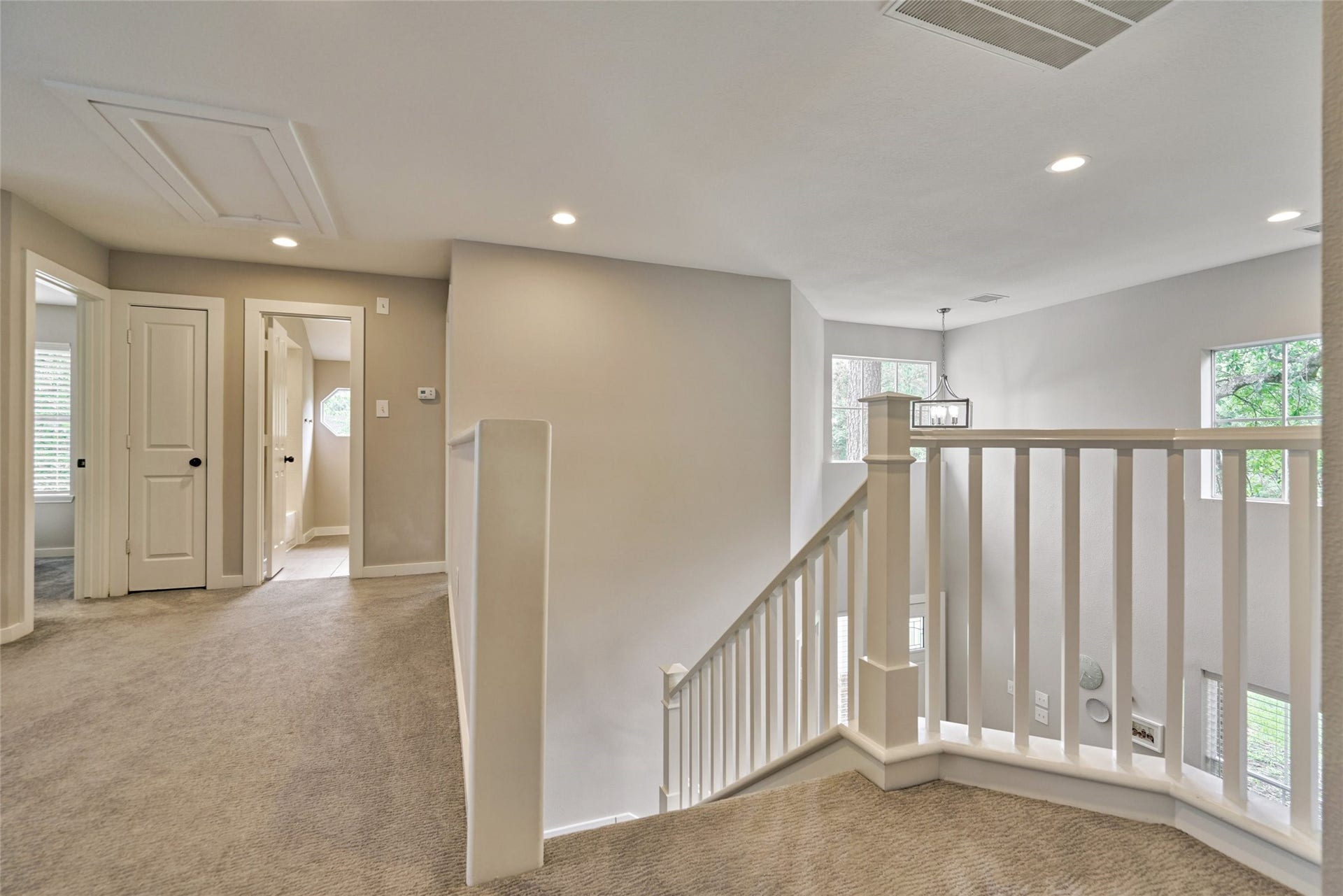 38 E Gaslight Place, The Woodlands, TX 77382 The area at the top of the stairwell.