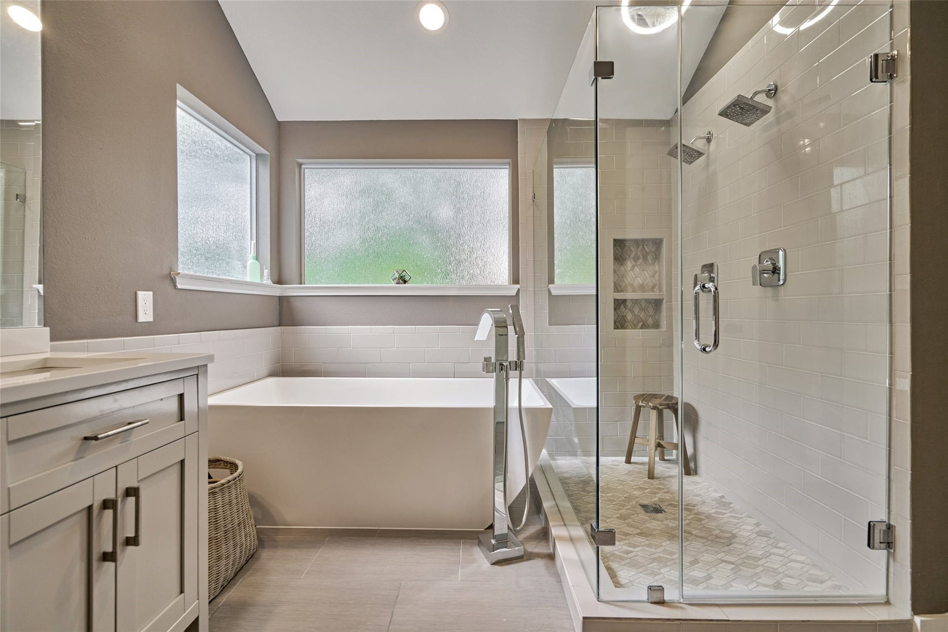38 E Gaslight Place, The Woodlands, TX 77382 The luxurious primary bathroom located off the main bedroom. A large walk in shower with dual shower heads,spacious vanity and a large soaker tub.
