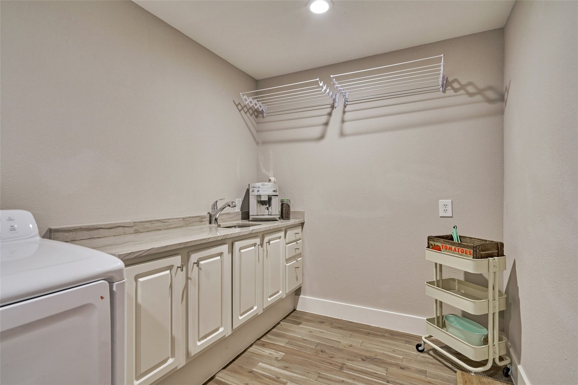 38 E Gaslight Place, The Woodlands, TX 77382 The large laundry room.