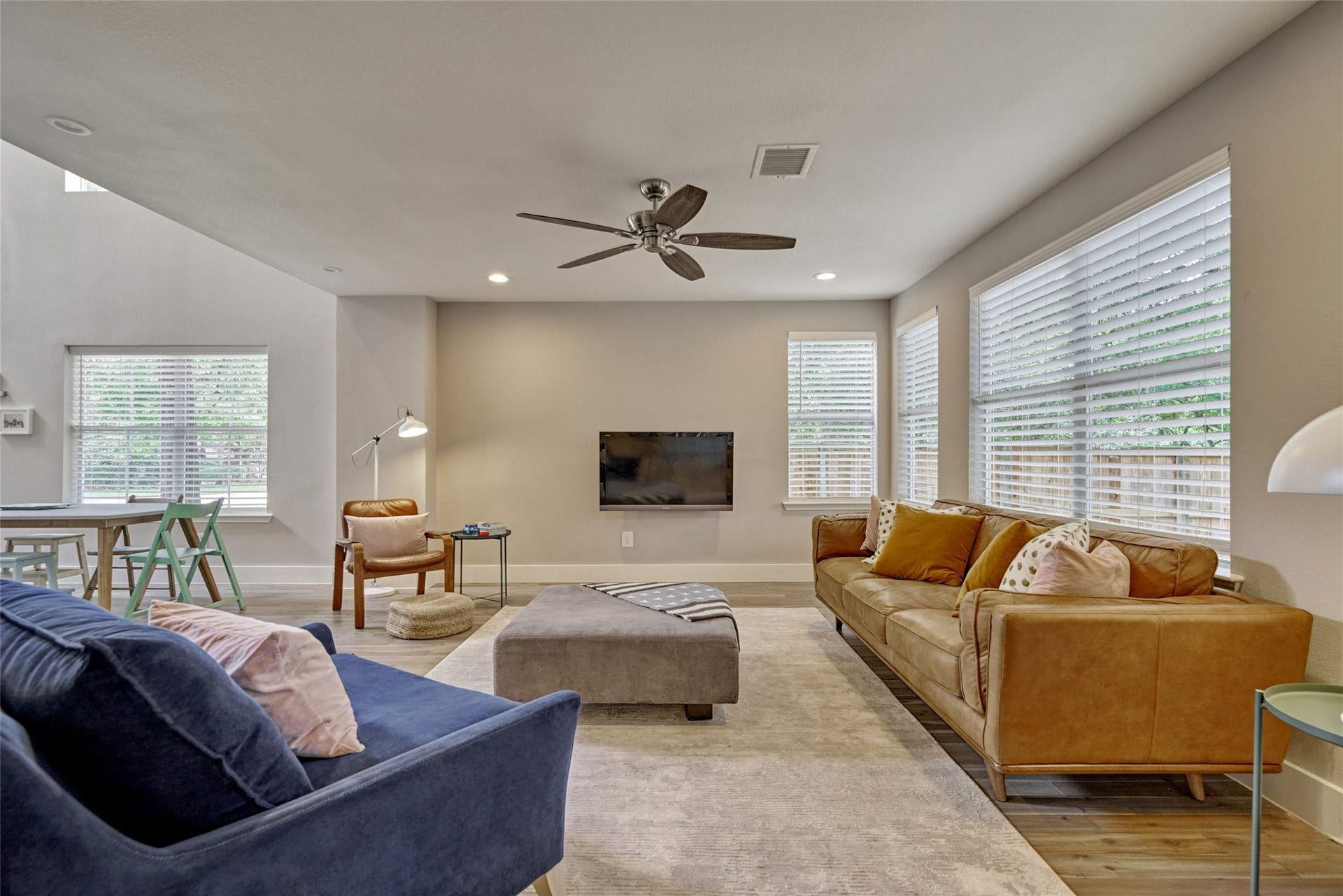 38 E Gaslight Place, The Woodlands, TX 77382 The large family room.