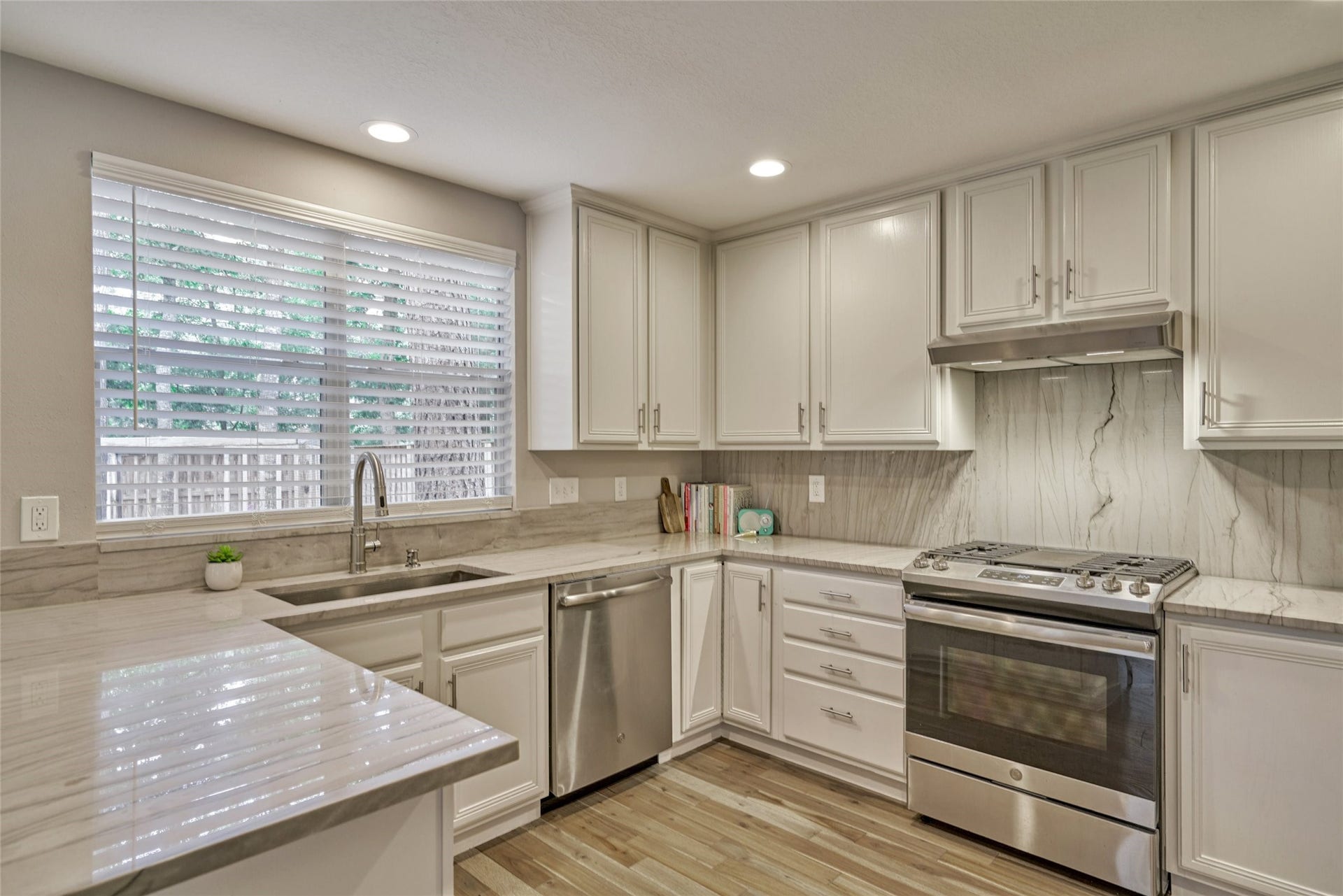 38 E Gaslight Place, The Woodlands, TX 77382 Gorgeous kitchen with Quartz counters, stainless steel appliances, LED lighting, Gas range and stainless steel farmhouse sink.