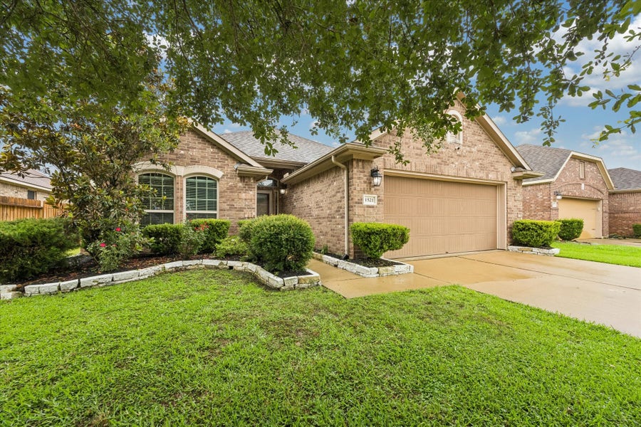 Property photo for 1521 Bluestone Edge Lane, Pearland, TX