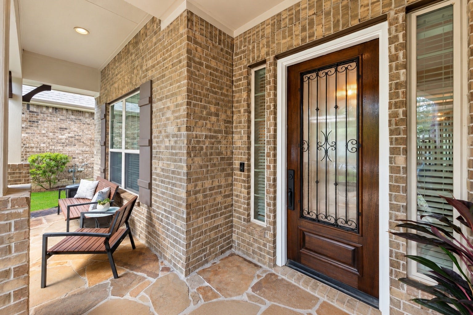 10 Camplight Court, Spring, TX 77389 Inviting front porch as you enter the home.