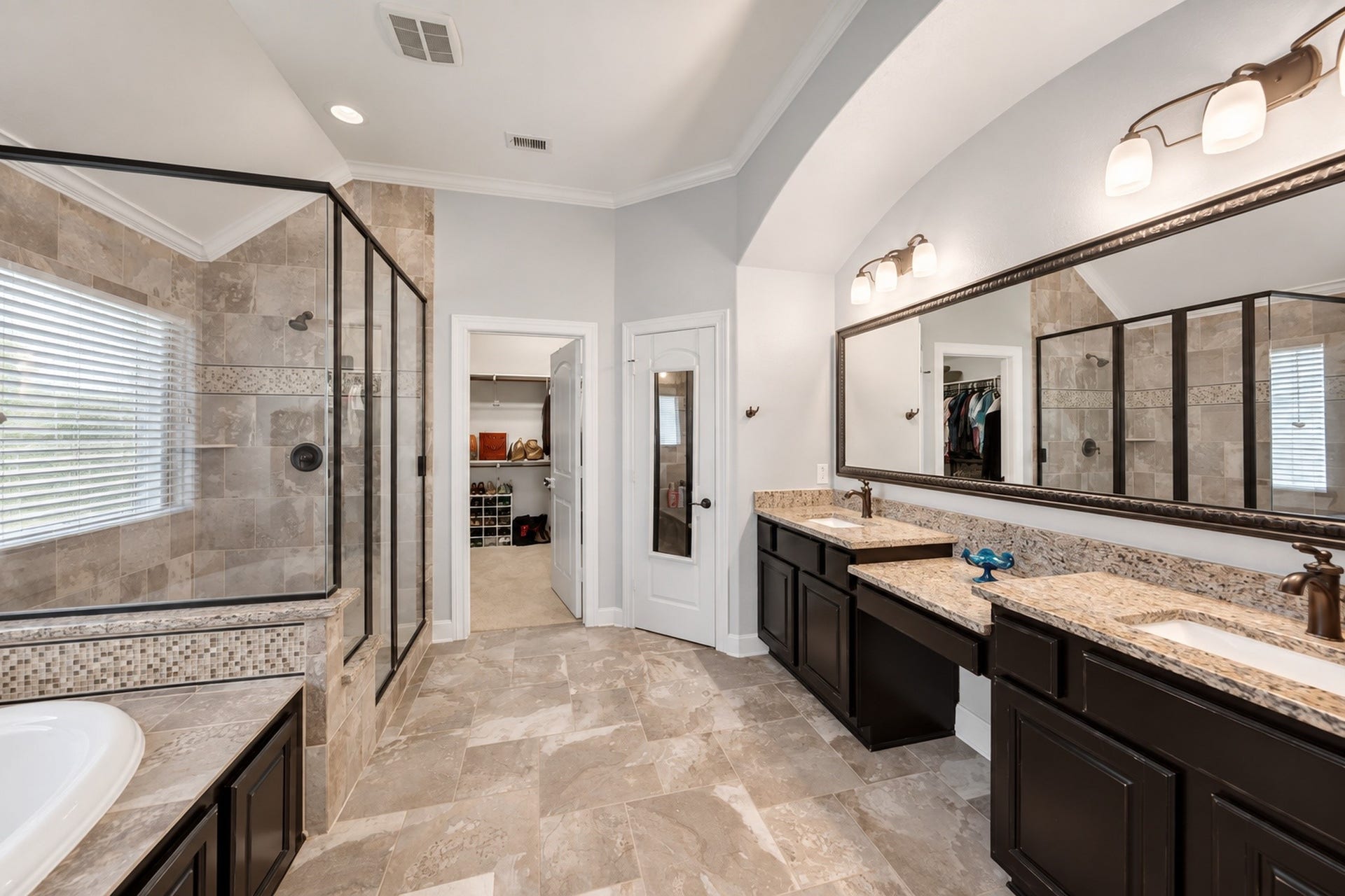 10 Camplight Court, Spring, TX 77389 And a well-appointed Primary En-suite Bathroom.