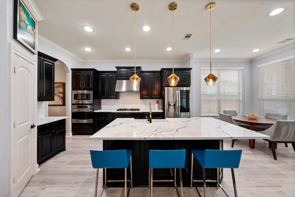 10 Camplight Court, Spring, TX 77389 Effortless space to prepare meals and memories for you and yours. Look at those beautiful quartz countertops.