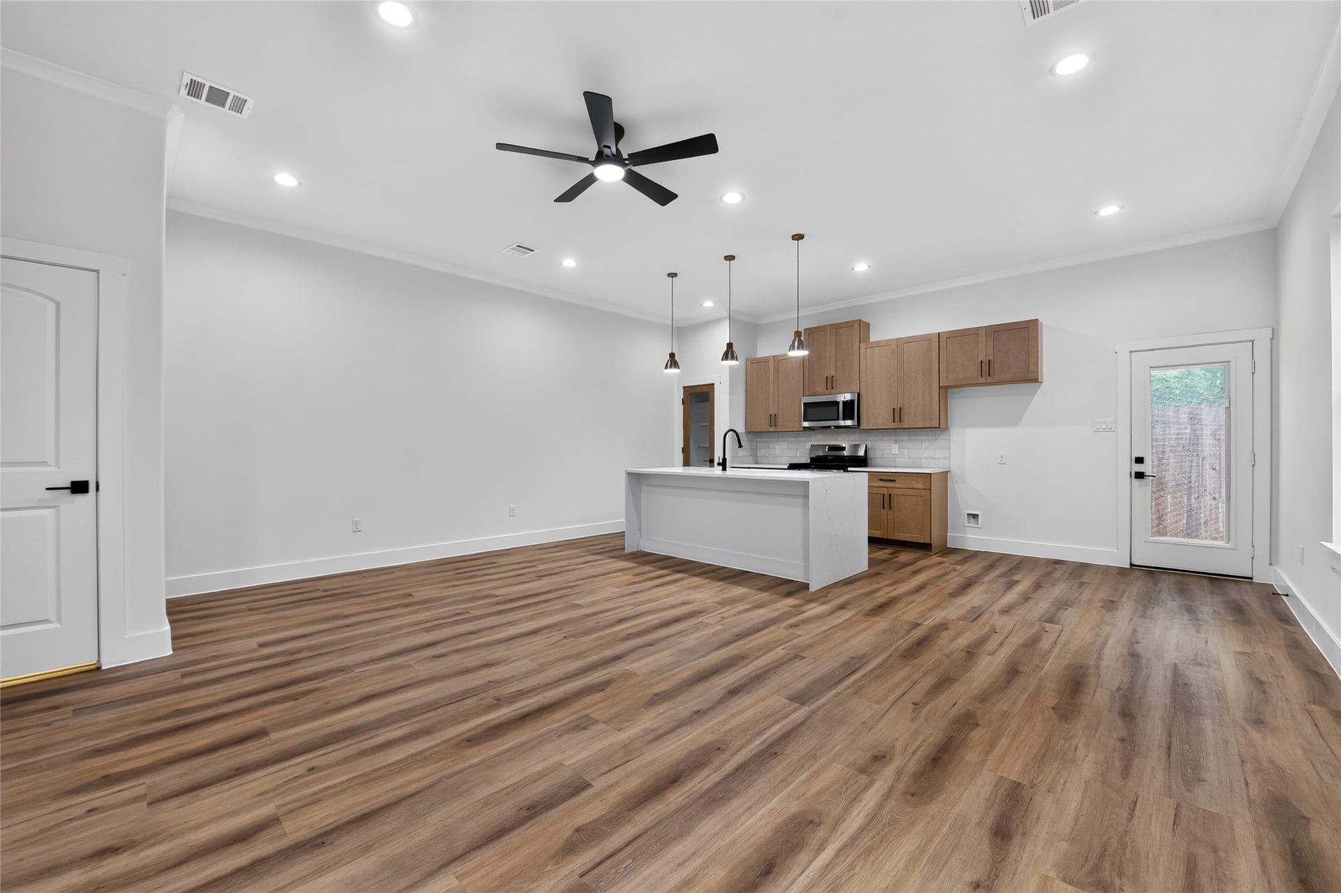 3537 Amos Street, Houston, TX 77021 Enjoy seamless flow between the kitchen, living, and dining areas, with a convenient pantry for added storage. Clean, modern, and carpet-free throughout.