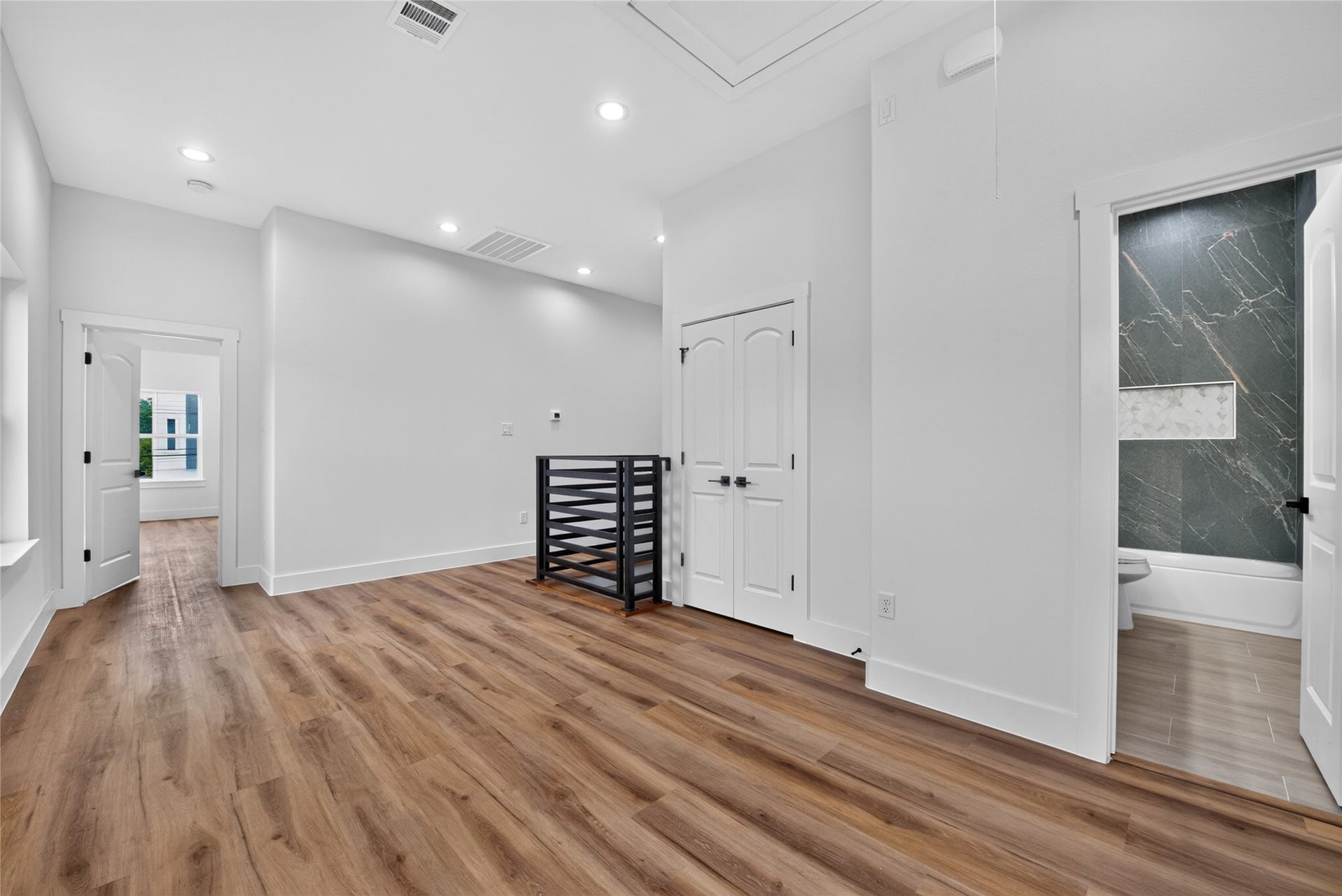 3537 Amos Street, Houston, TX 77021 The stairs lead to a bright, expansive flex space designed to adapt beautifullyideal for a home office, media room, gym, or additional living area. To the right, a convenient utility closet and full secondary bath add thoughtful function and flexibility to the upper level. Washing machine and dryer provided.