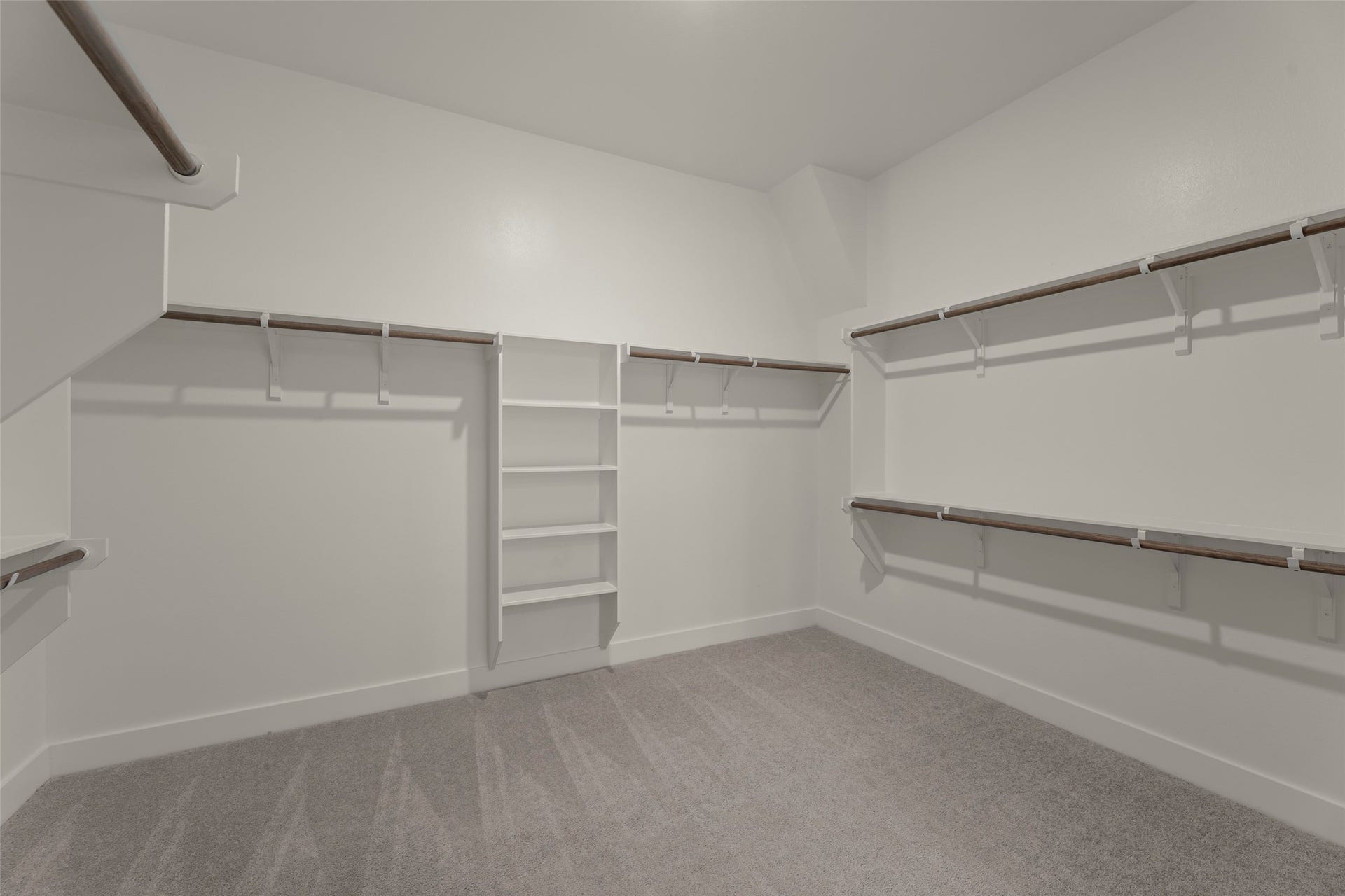 2015 Jade Manor Drive, Rosenberg, TX 77469 Huge walk-in closet with ample shelving and hanging space.