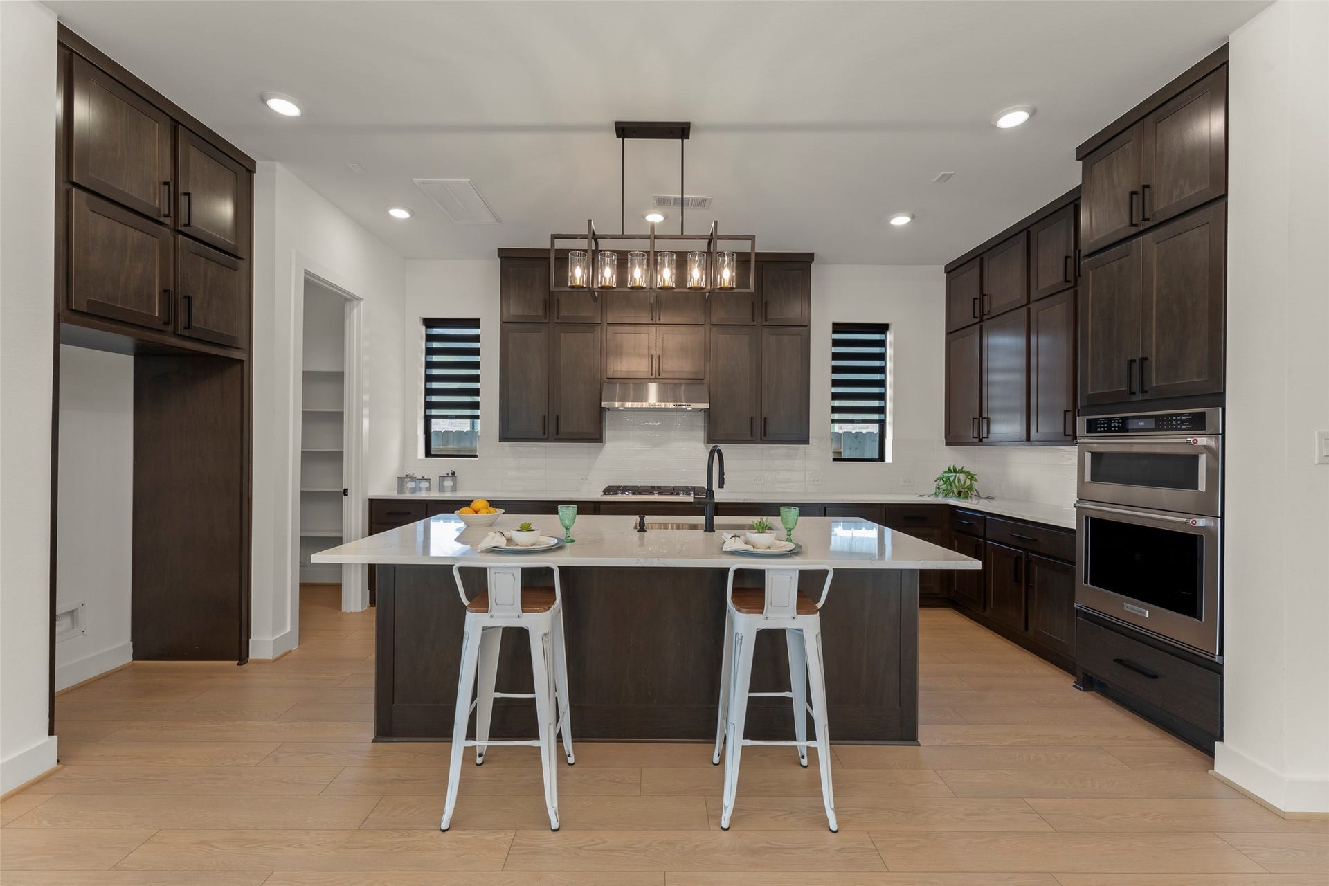 2015 Jade Manor Drive, Rosenberg, TX 77469 Complementing stainless steel appliances.